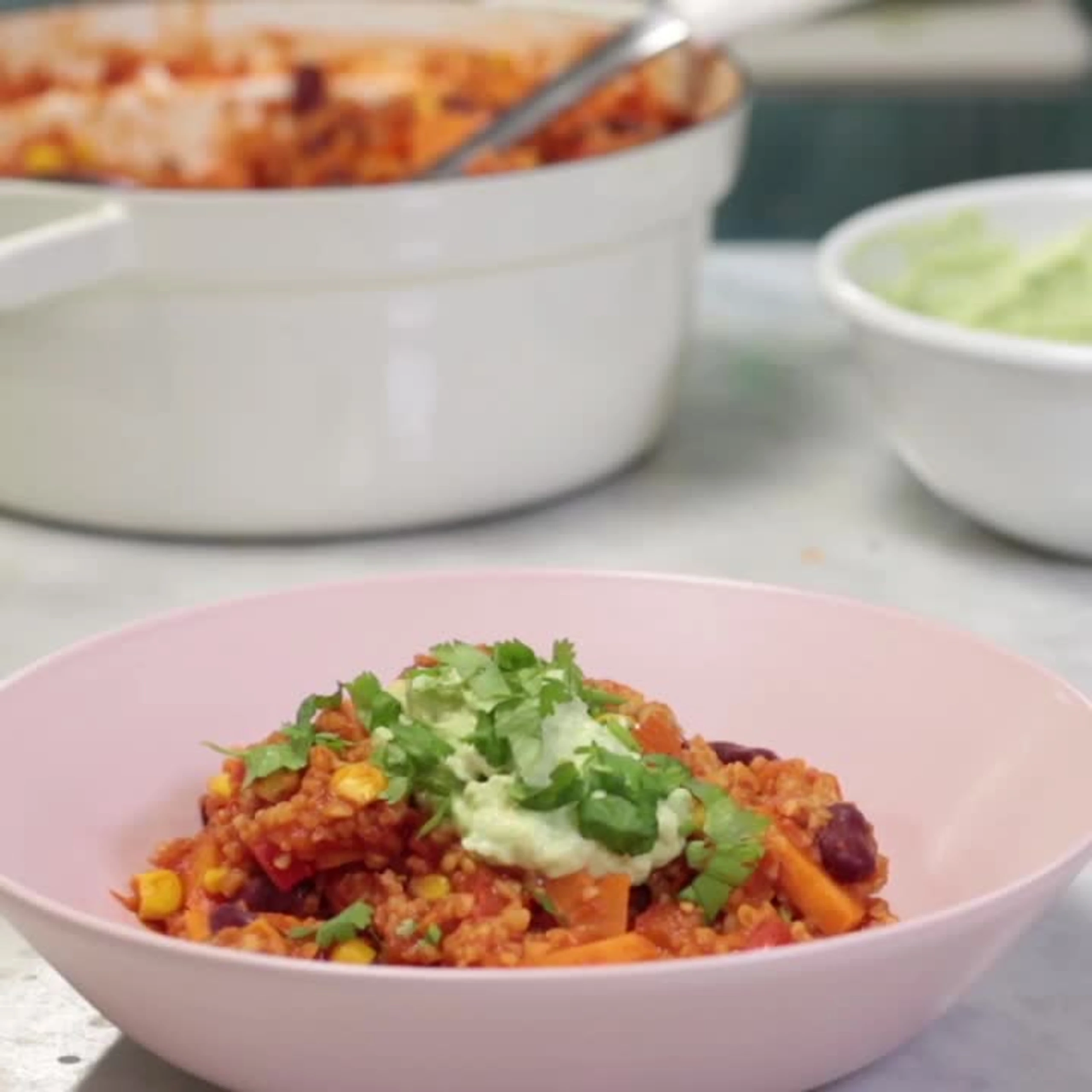 Chili sin Carne mit Bulgur und Avocadocreme