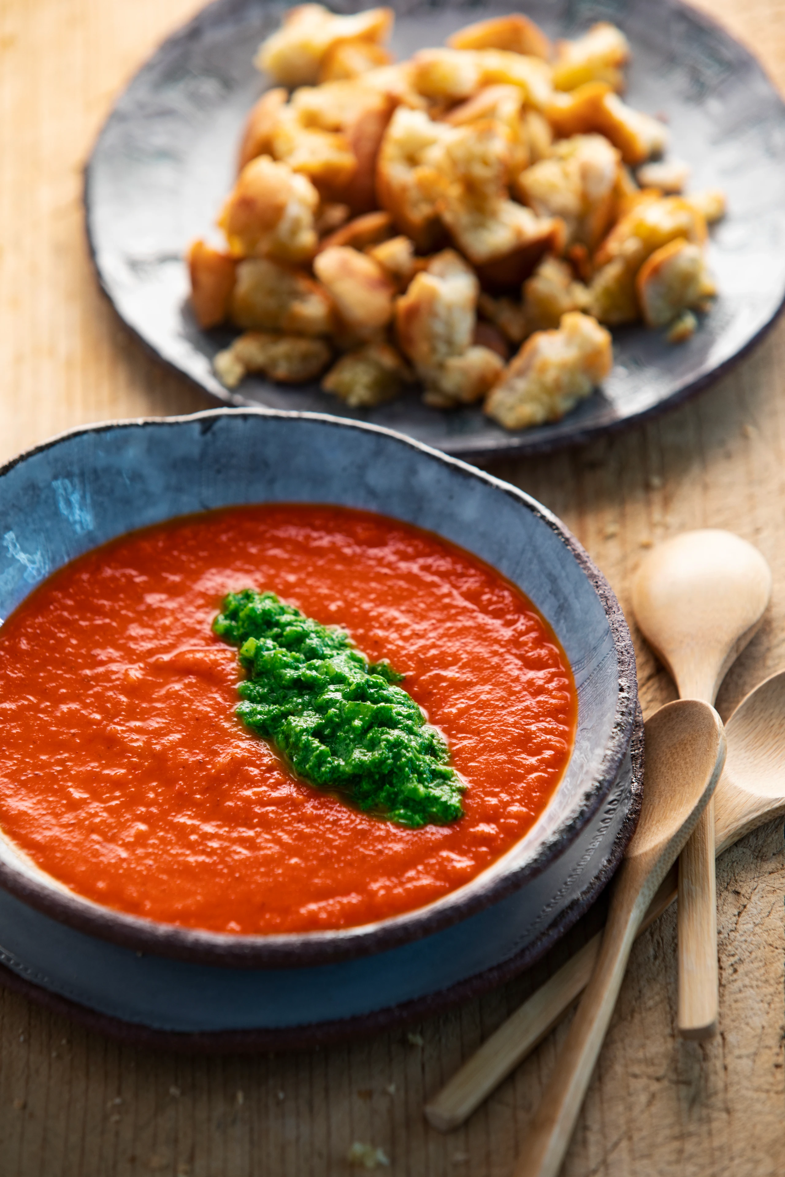 Paradeissuppe mit Kräutersalsa