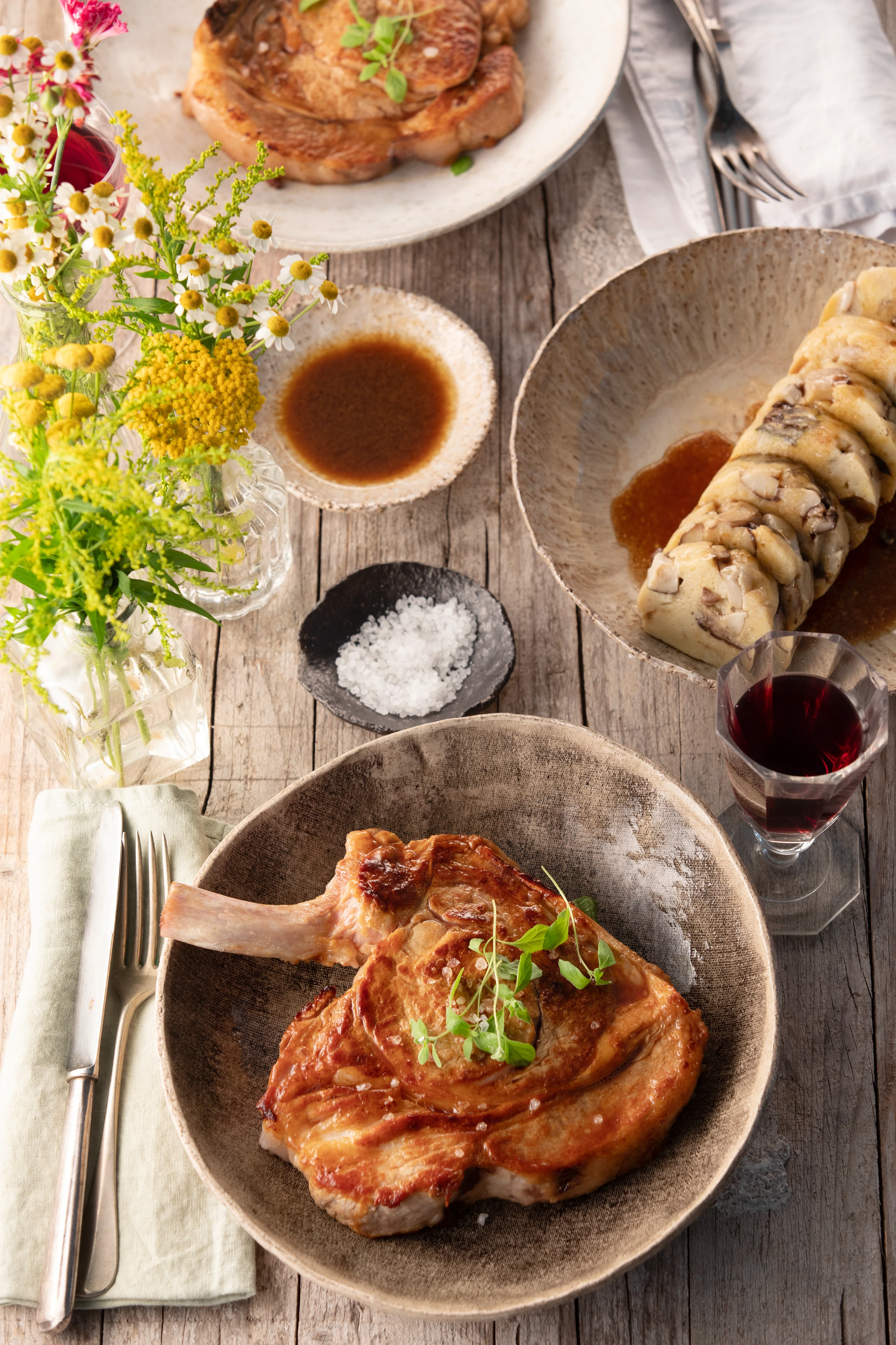 Kalbskotelett mit Majoransafterl und Steinpilzknödel