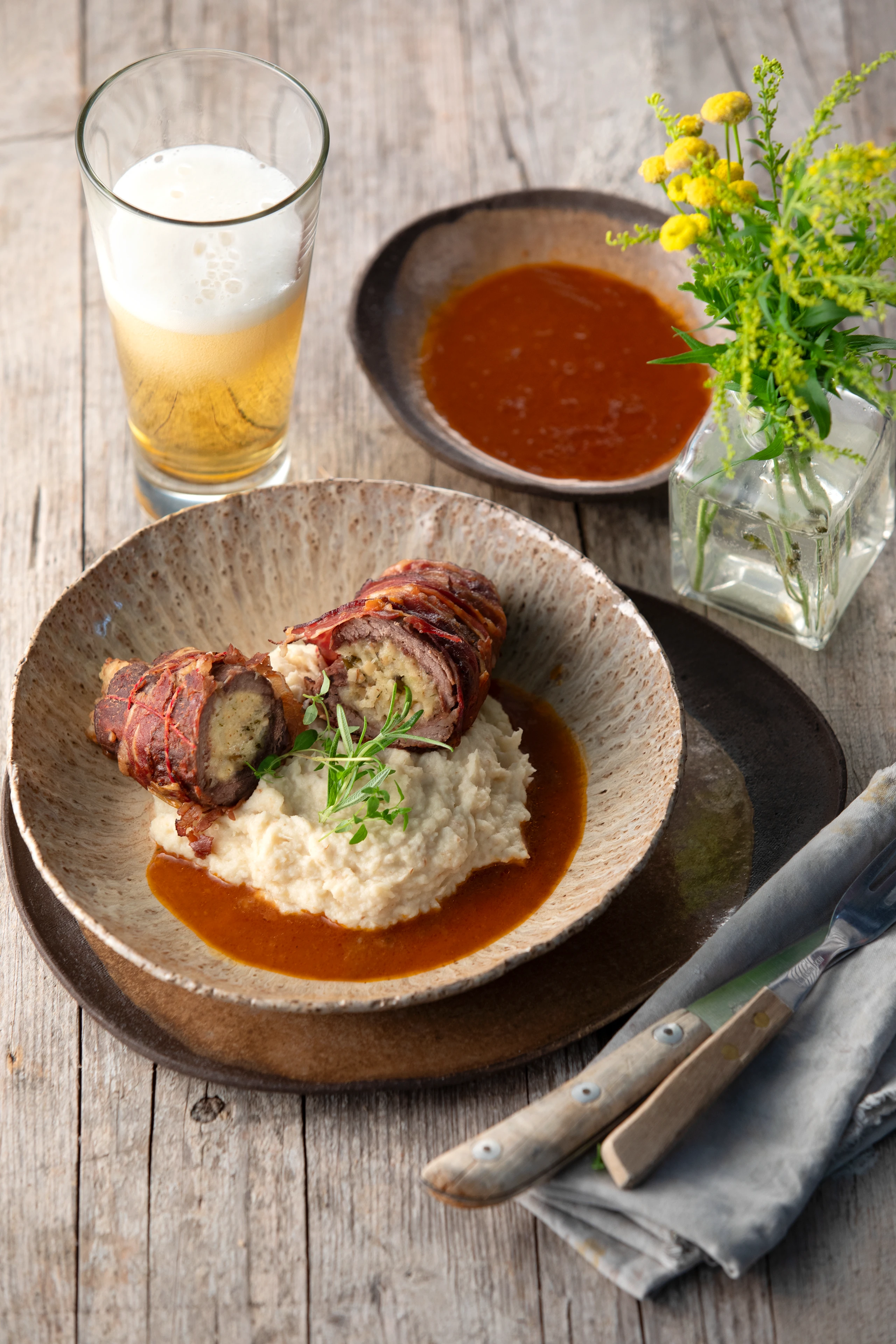 Wildschweinroulade mit Steinpilzfülle und Petersilpüree