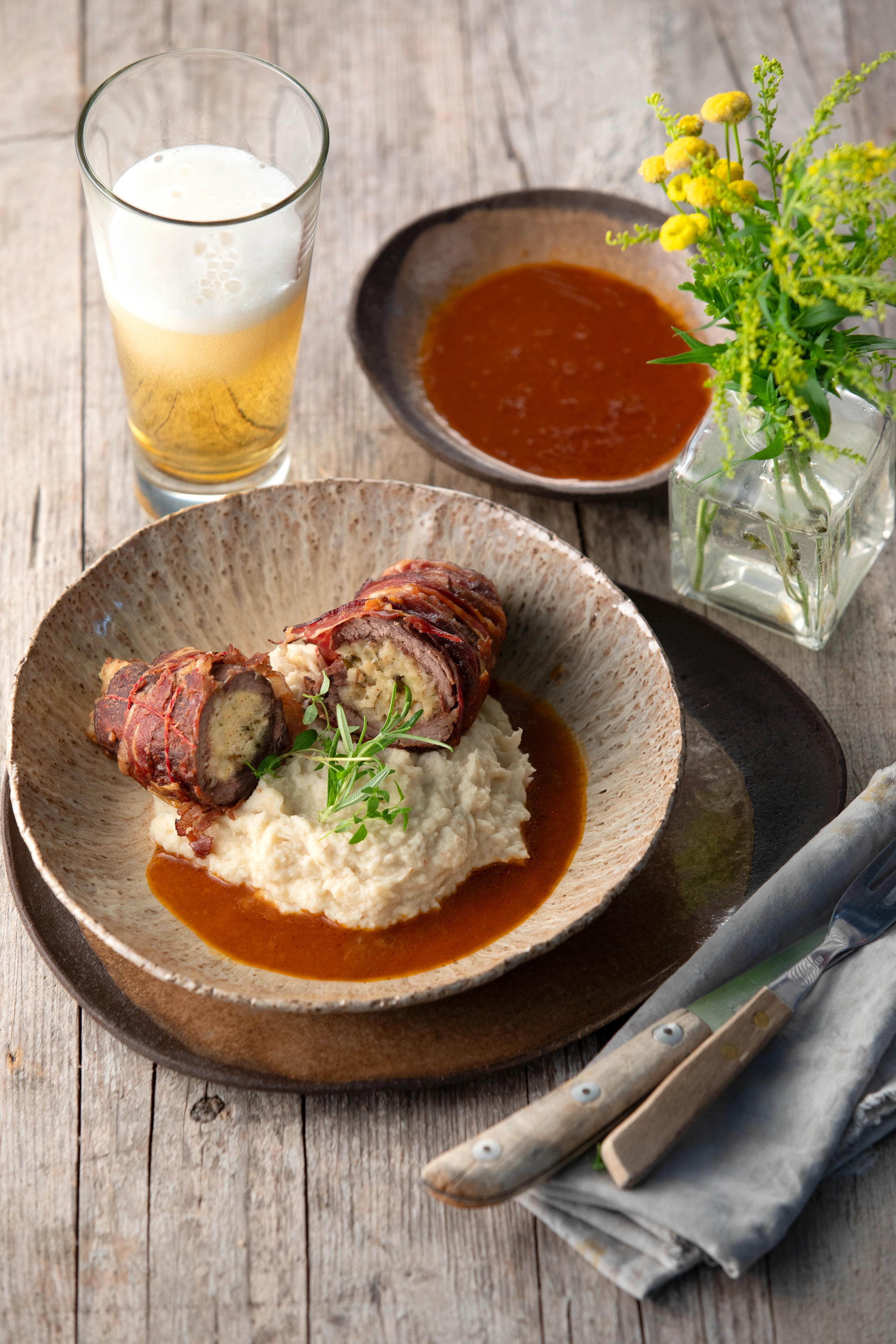 Wildschweinroulade mit Steinpilzfülle und Petersilpüree