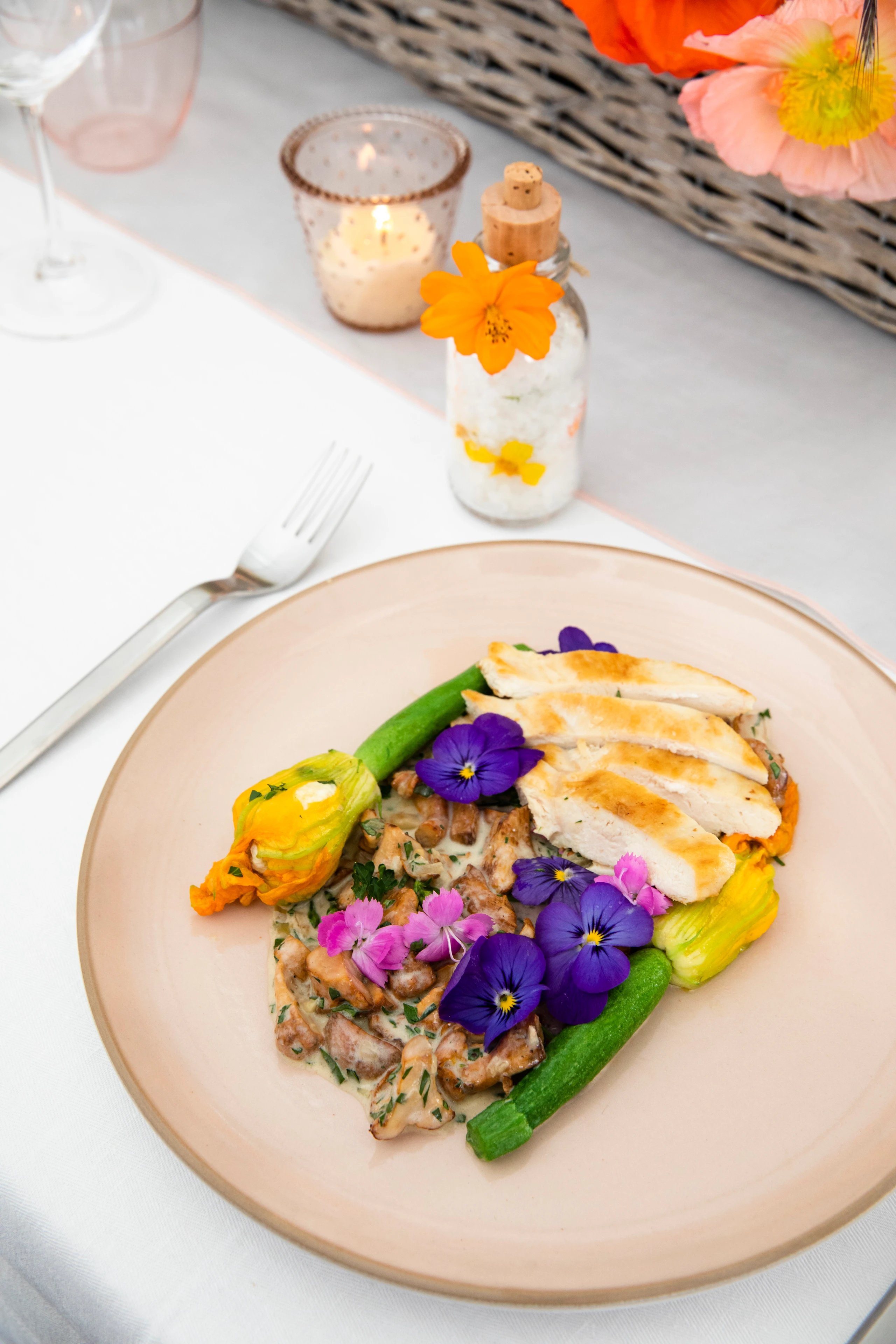 Hühnerschnitzel mit Schwammerlsauce und Zucchiniblüten