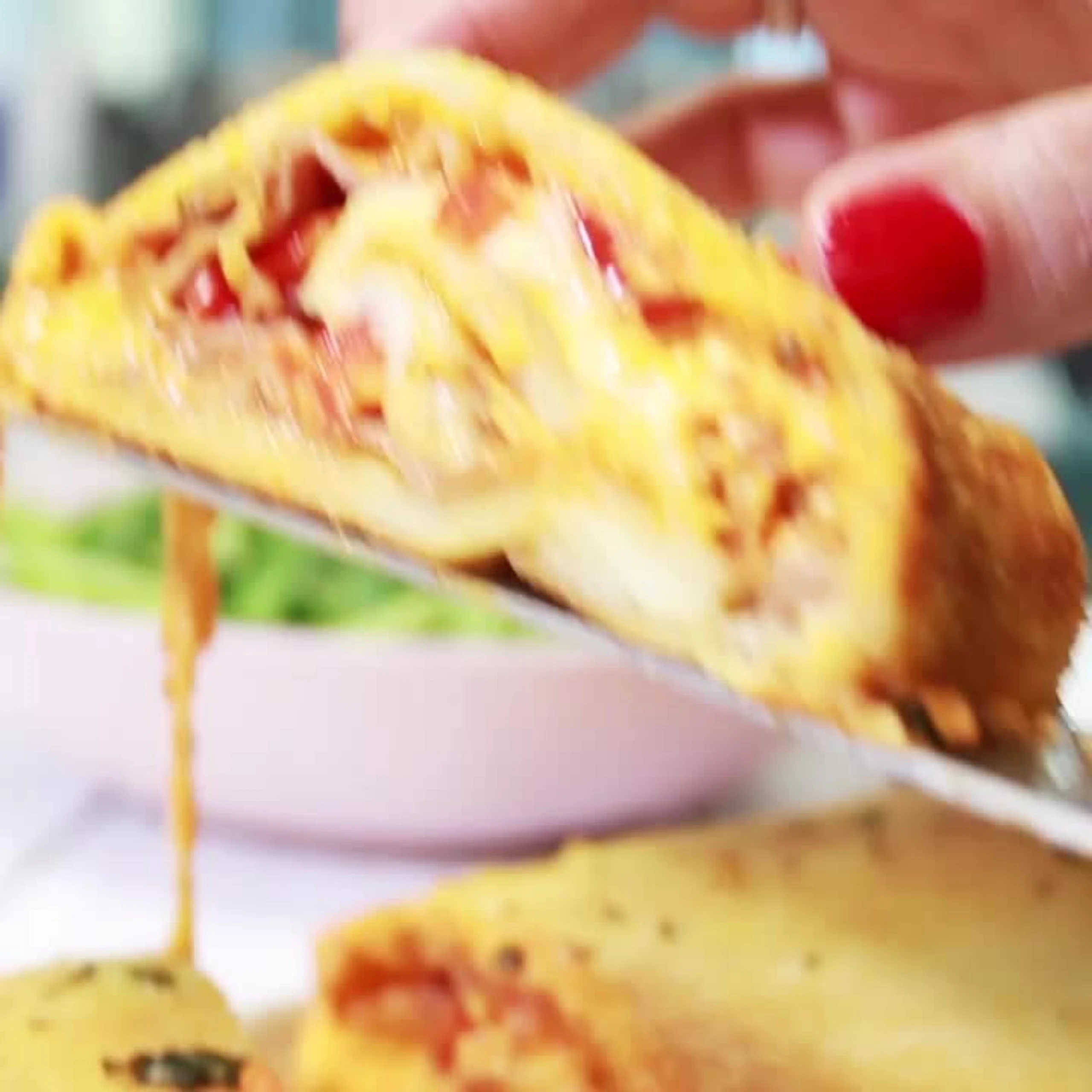 Prosciutto-Pizzarolle mit Paprikapesto