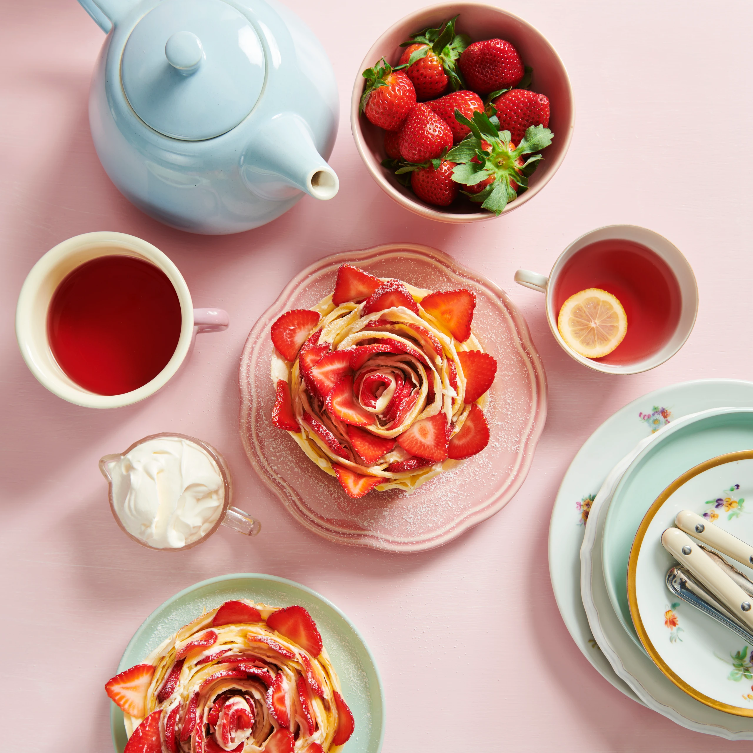 Crêpe-Törtchen mit Erdbeeren