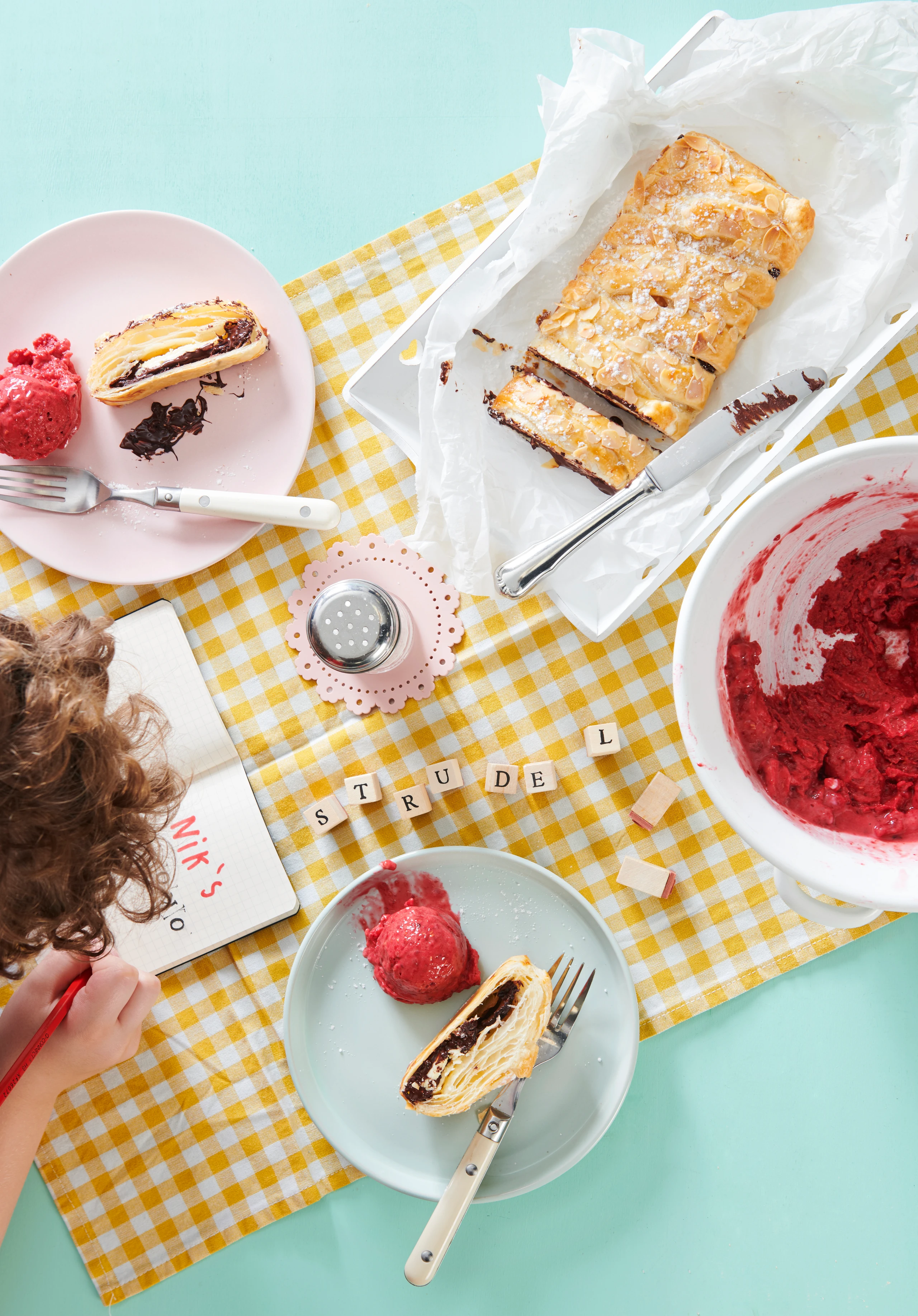 Schokostrudel mit Himbeereis