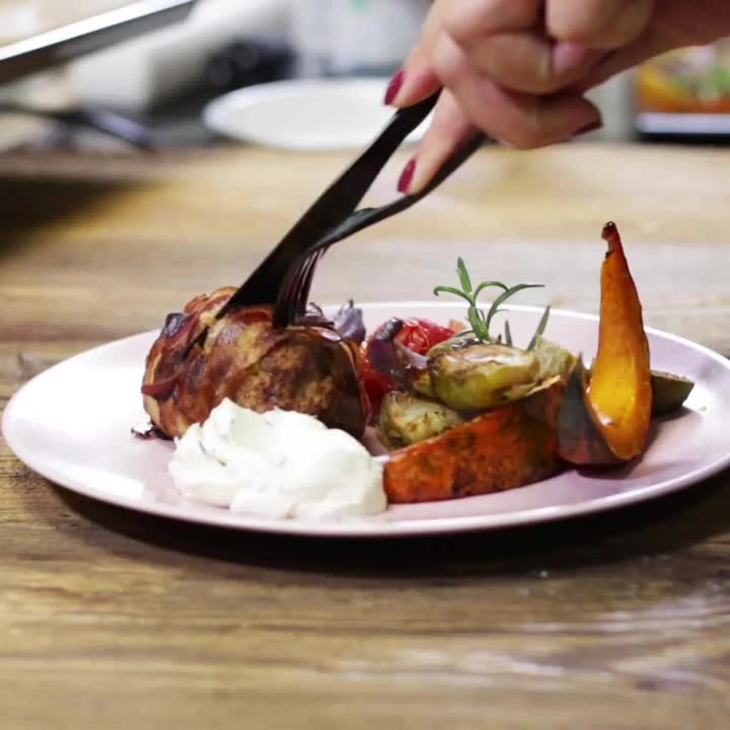 Falsche Häschen im Speckmantel mit Ofengemüse