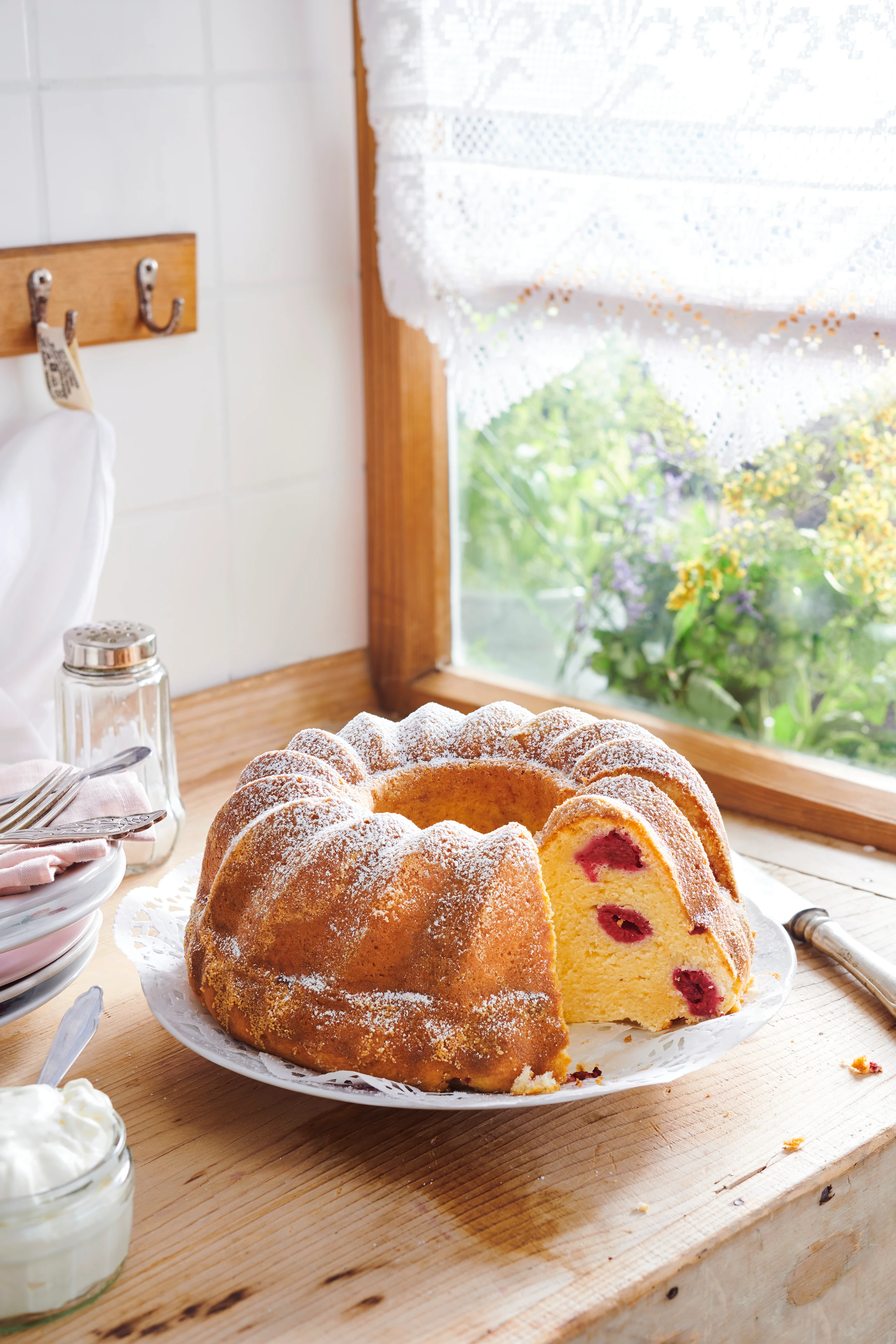 Topfengugelhupf mit Himbeeren