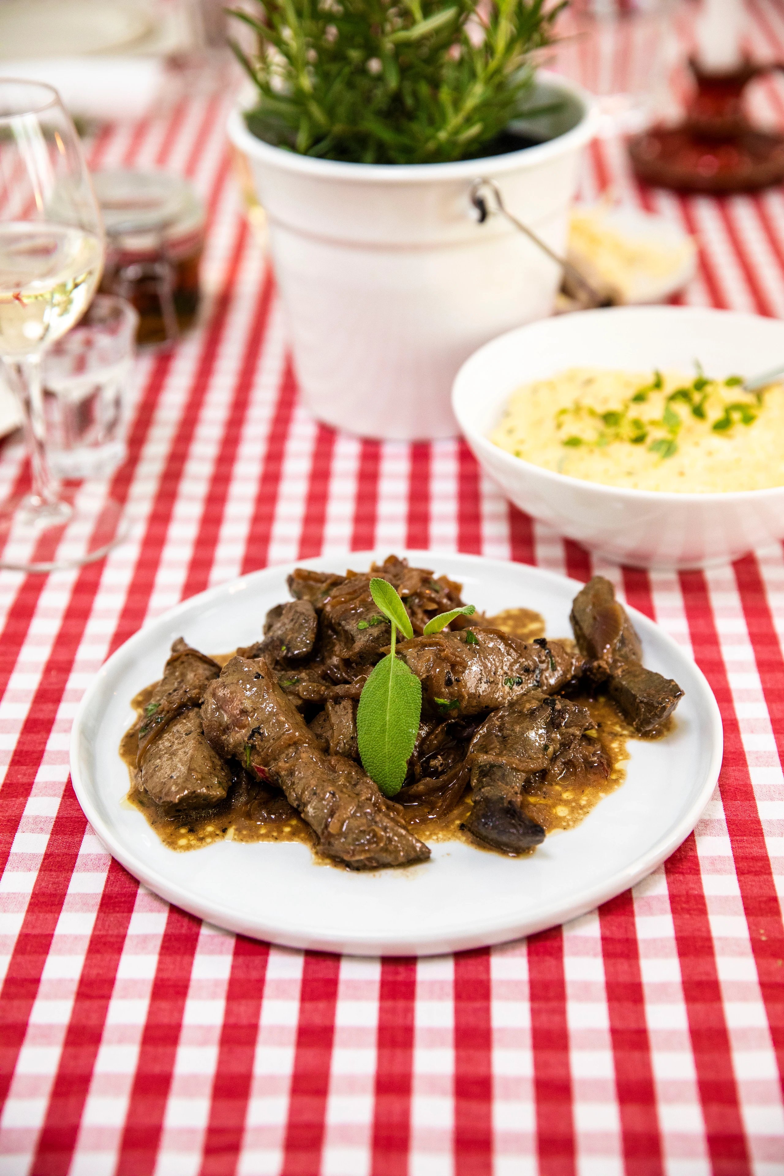 Venezianische Leber mit cremiger Polenta