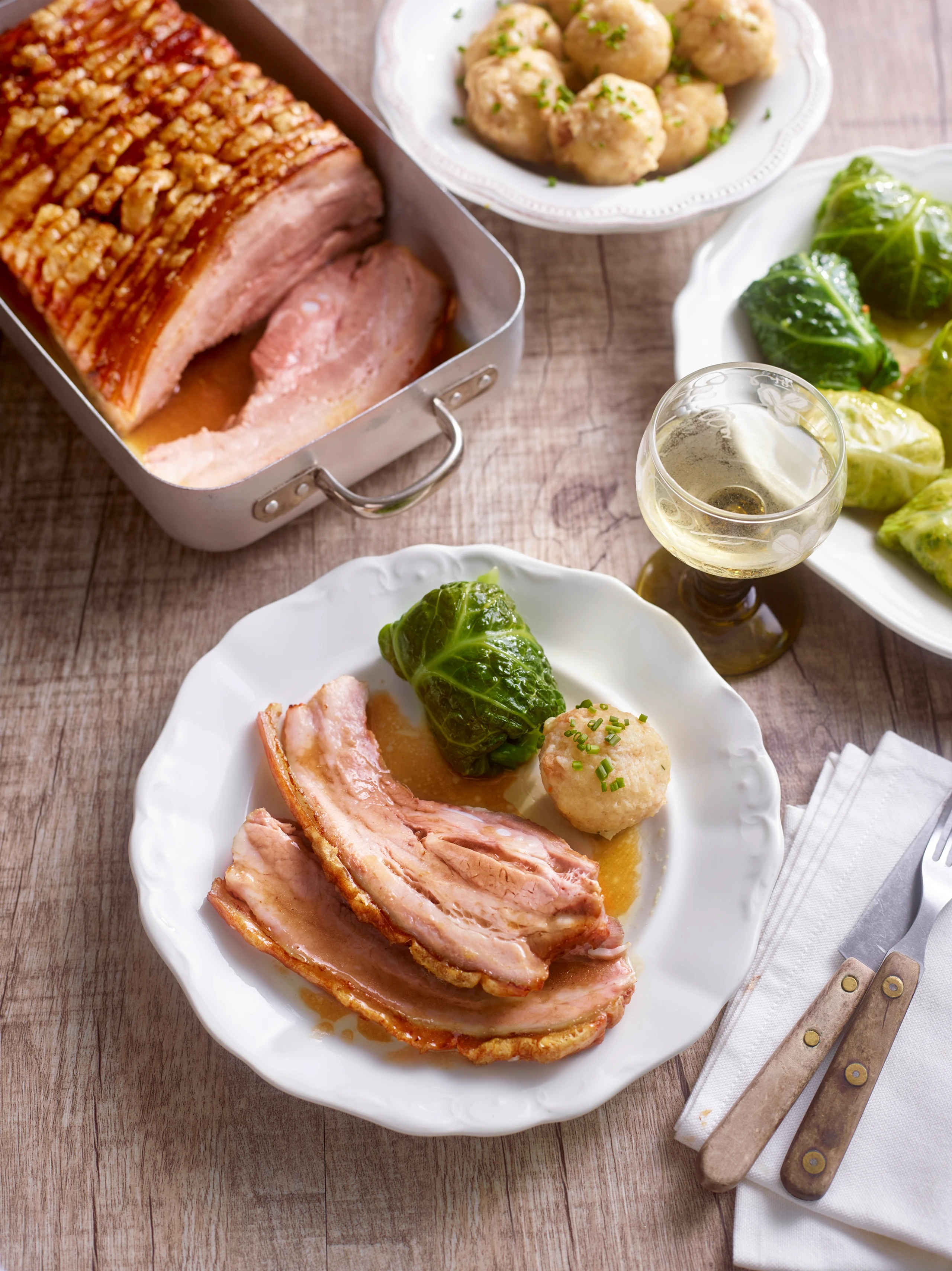 Kümmelbraten mit Kohlpäckchen und Grießknödel