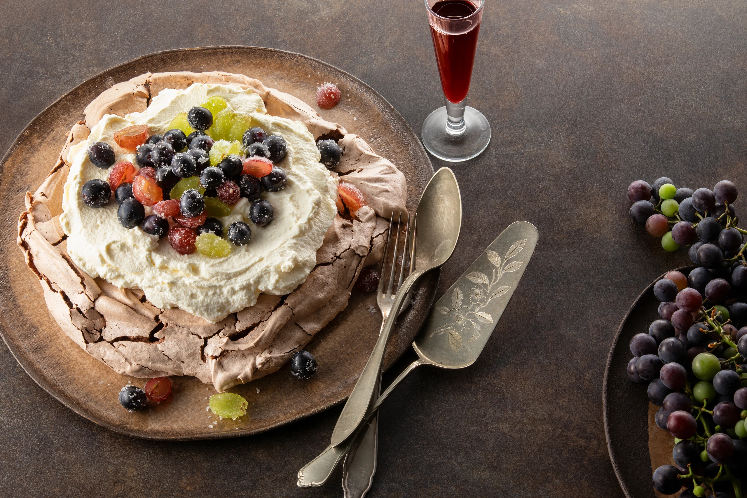 Schokolade-Pavlova mit Trauben