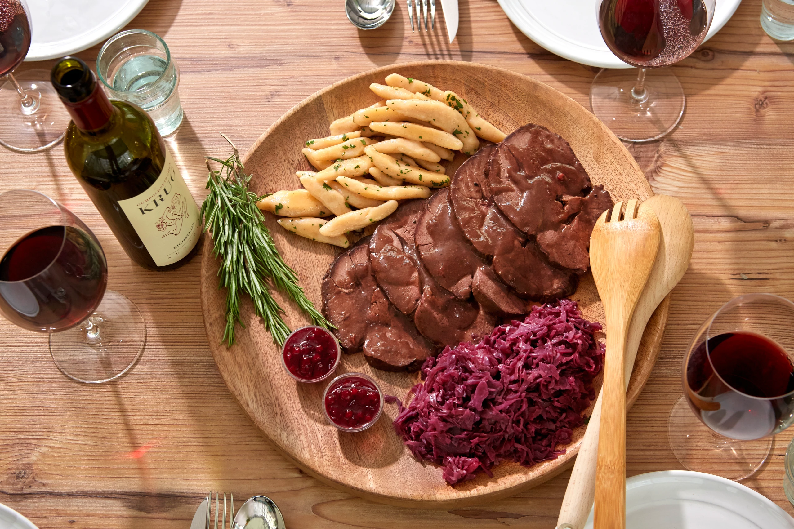 Gamsschlögel mit Schupfnudeln und Rotkraut