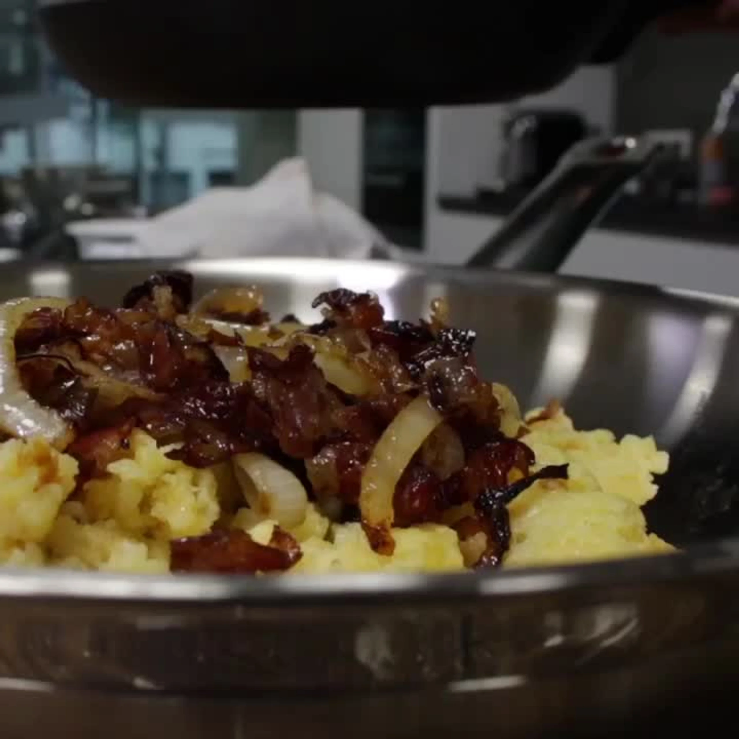 Käseschmarrn mit Speck und Zwiebeln