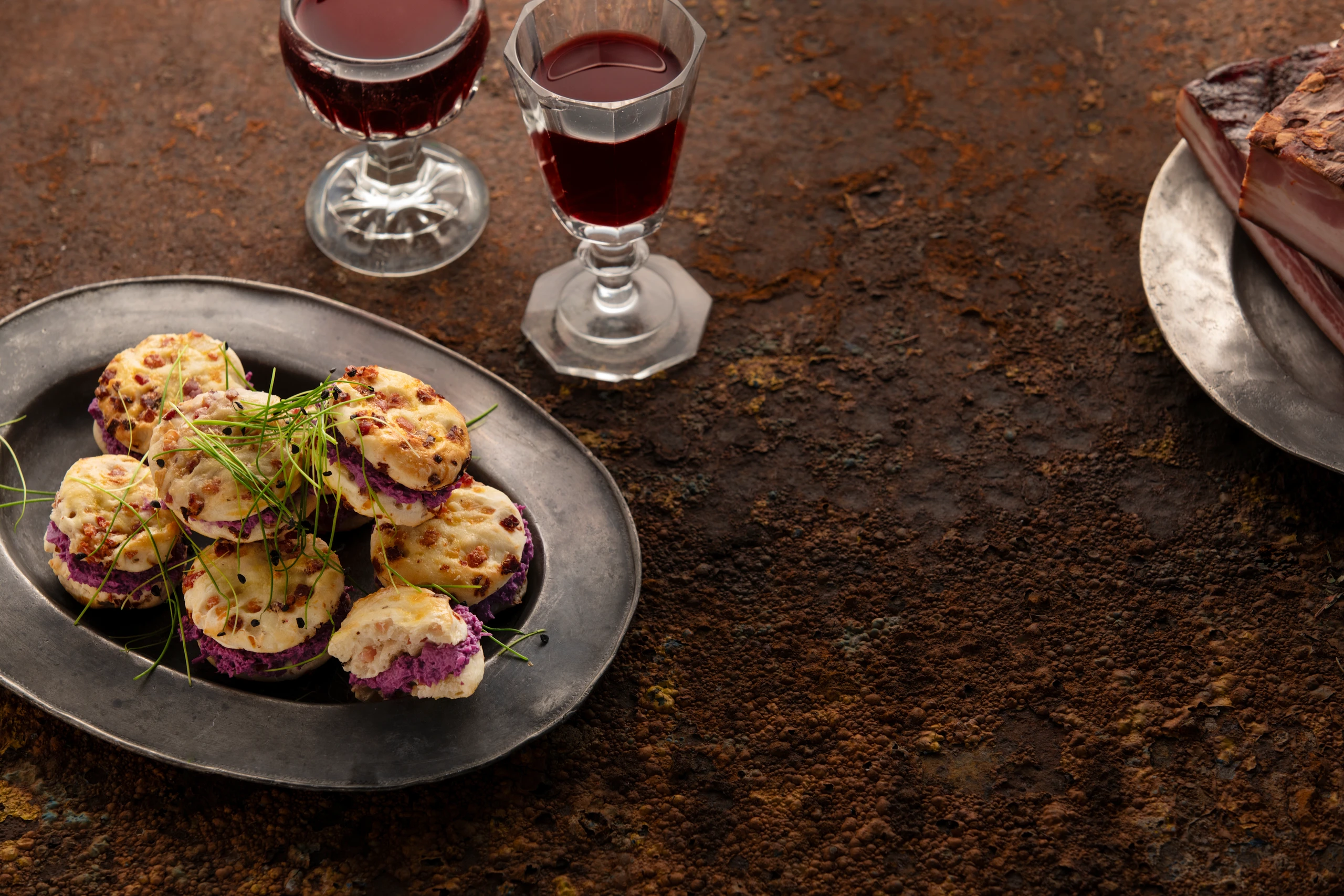 Speck-Macarons gefüllt mit Rotkrautcreme