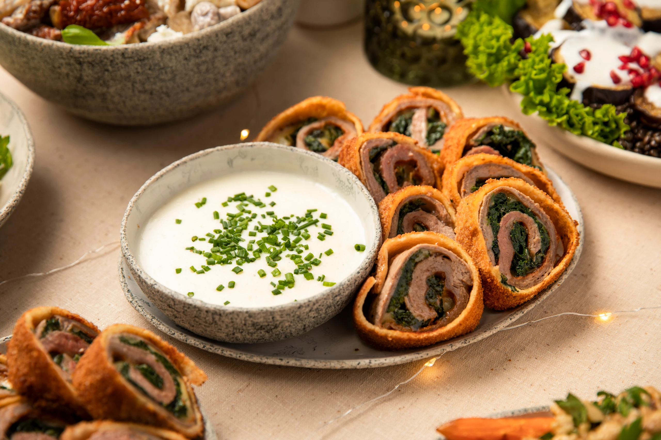 Knusprige Steakroulade mit Knoblauchsauce