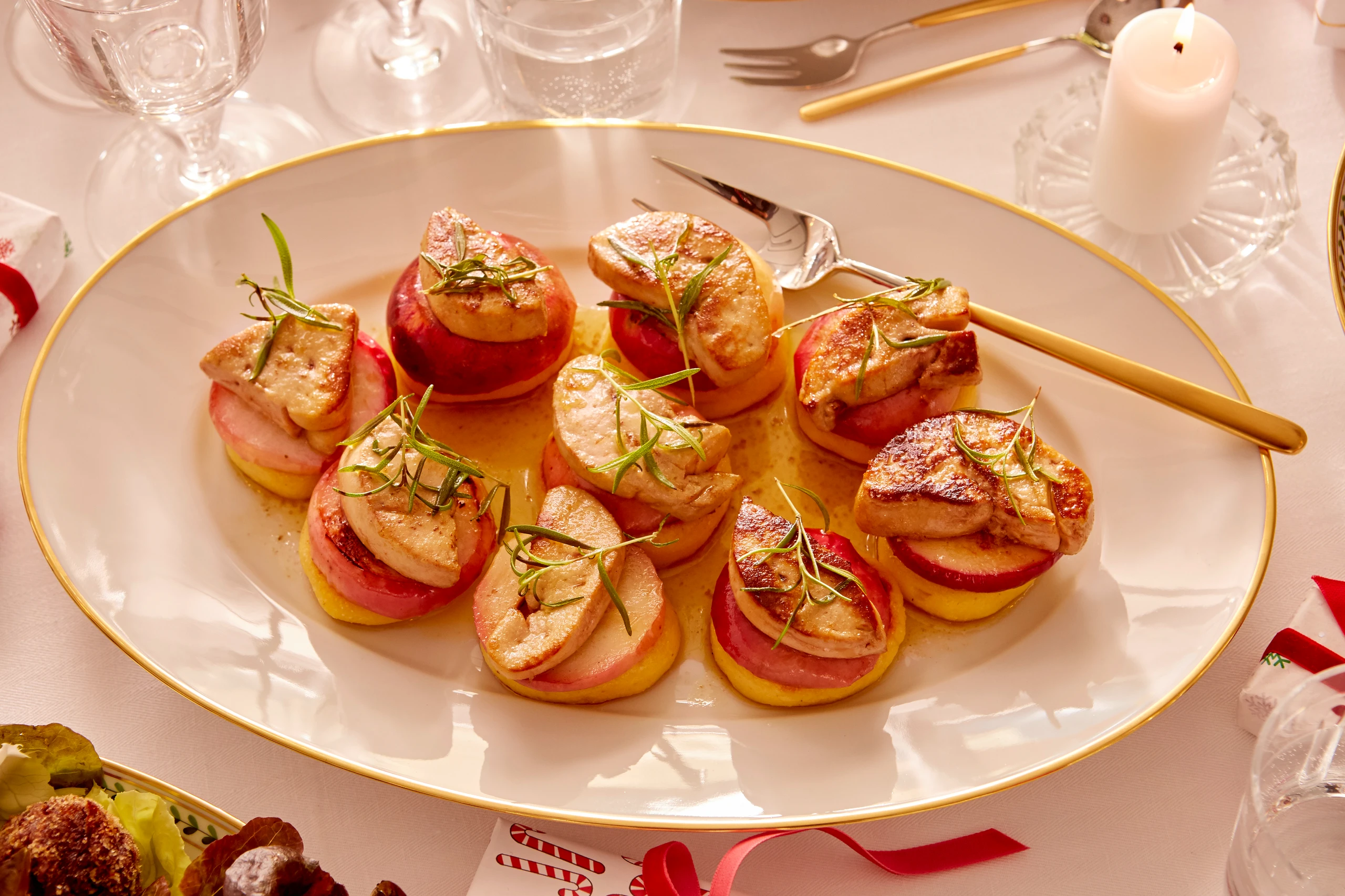 Erdäpfellaibchen mit Gänseleber und Äpfeln