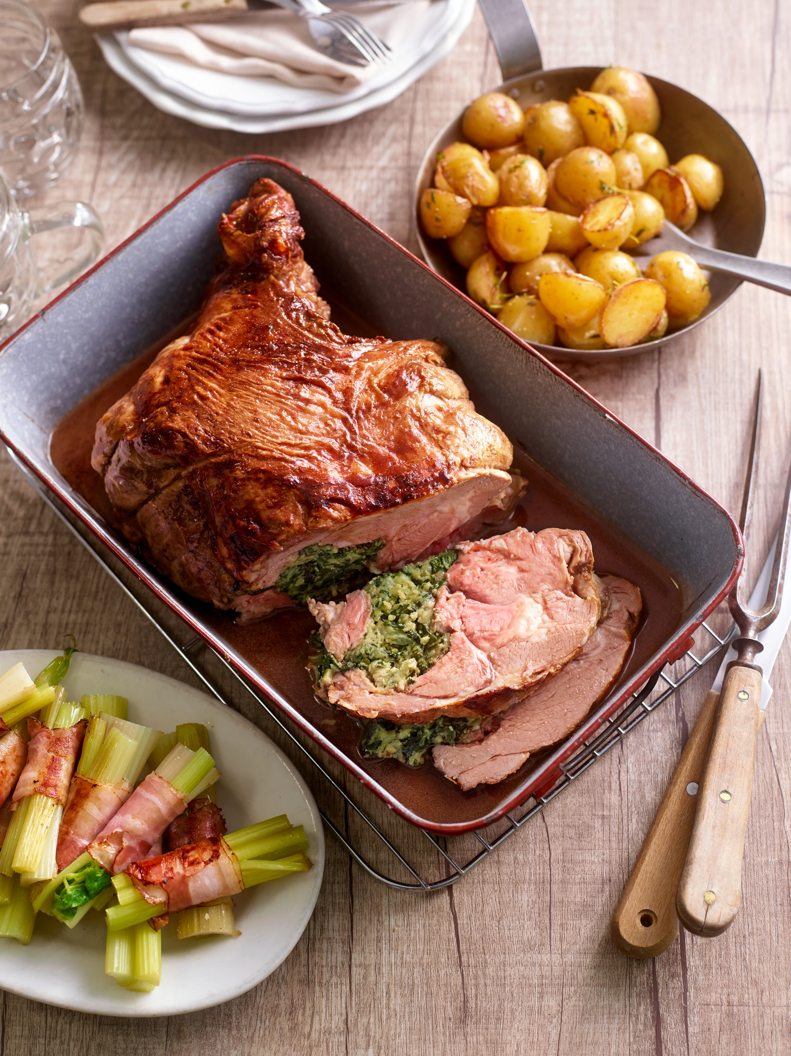 Lammbraten mit Mangoldfülle und Sellerie-Speckröllchen