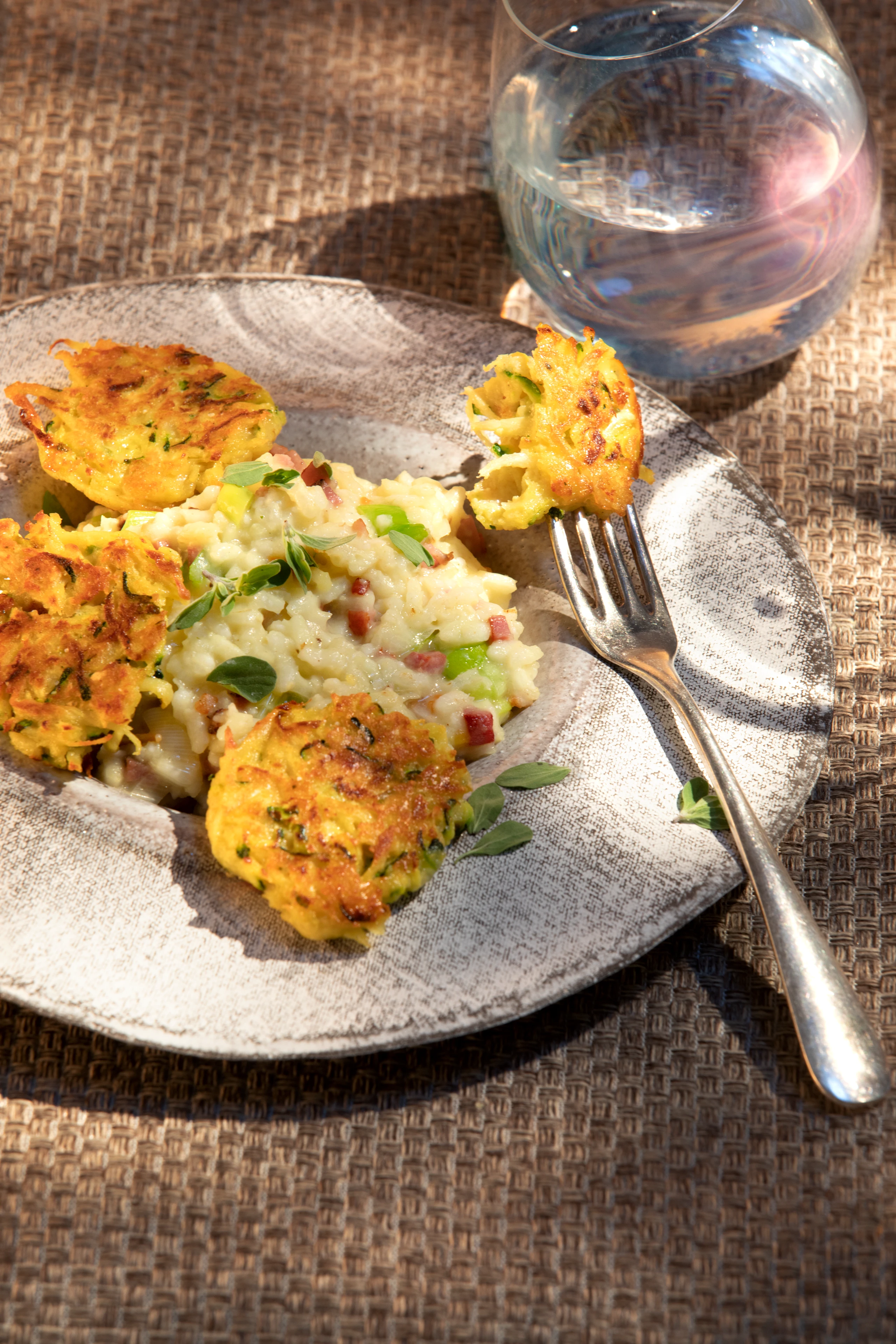 Zucchini-Parmesanlaibchen auf Speckrisotto