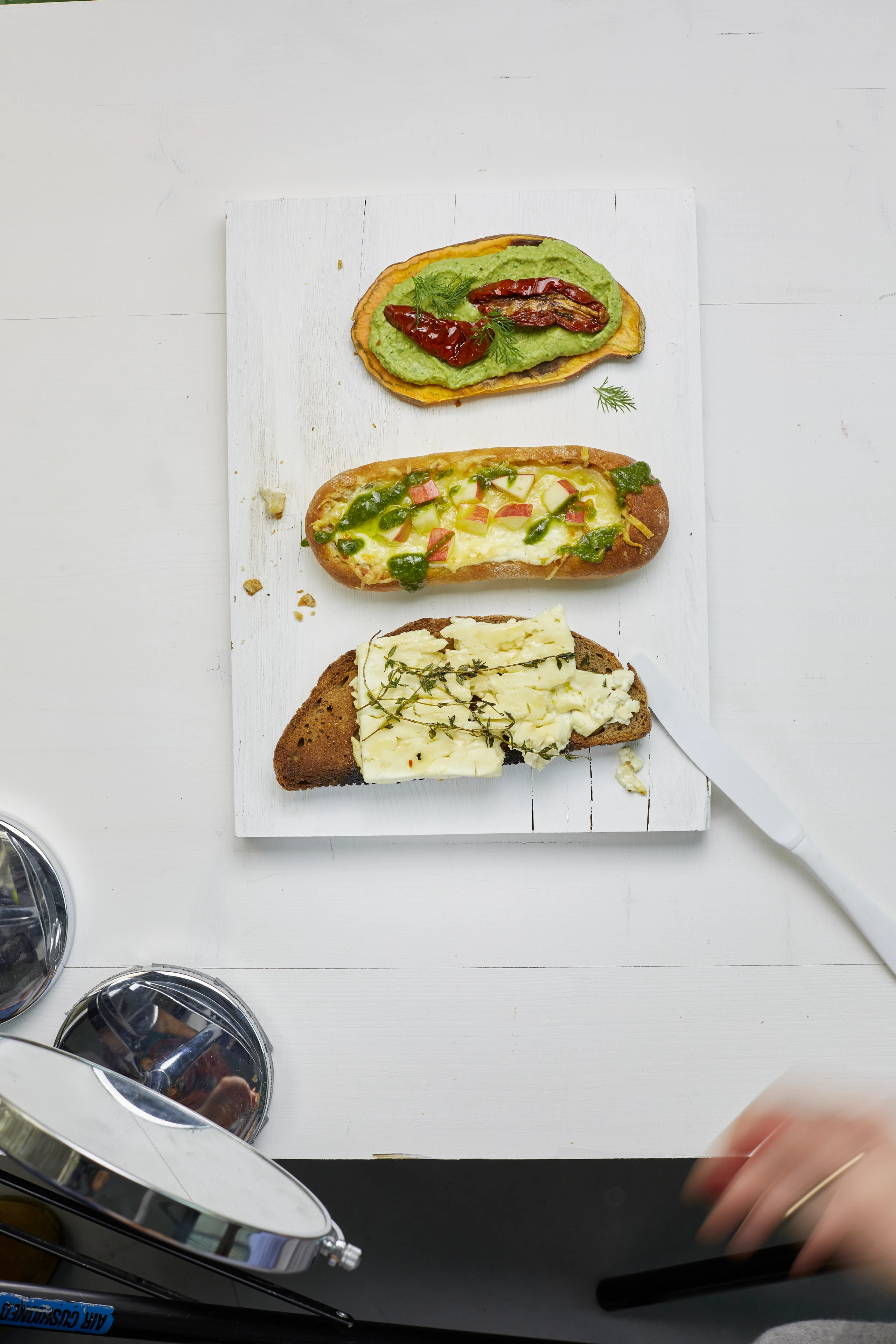 Knuspriges Schwarzbrot mit Honig-Thymian-Feta