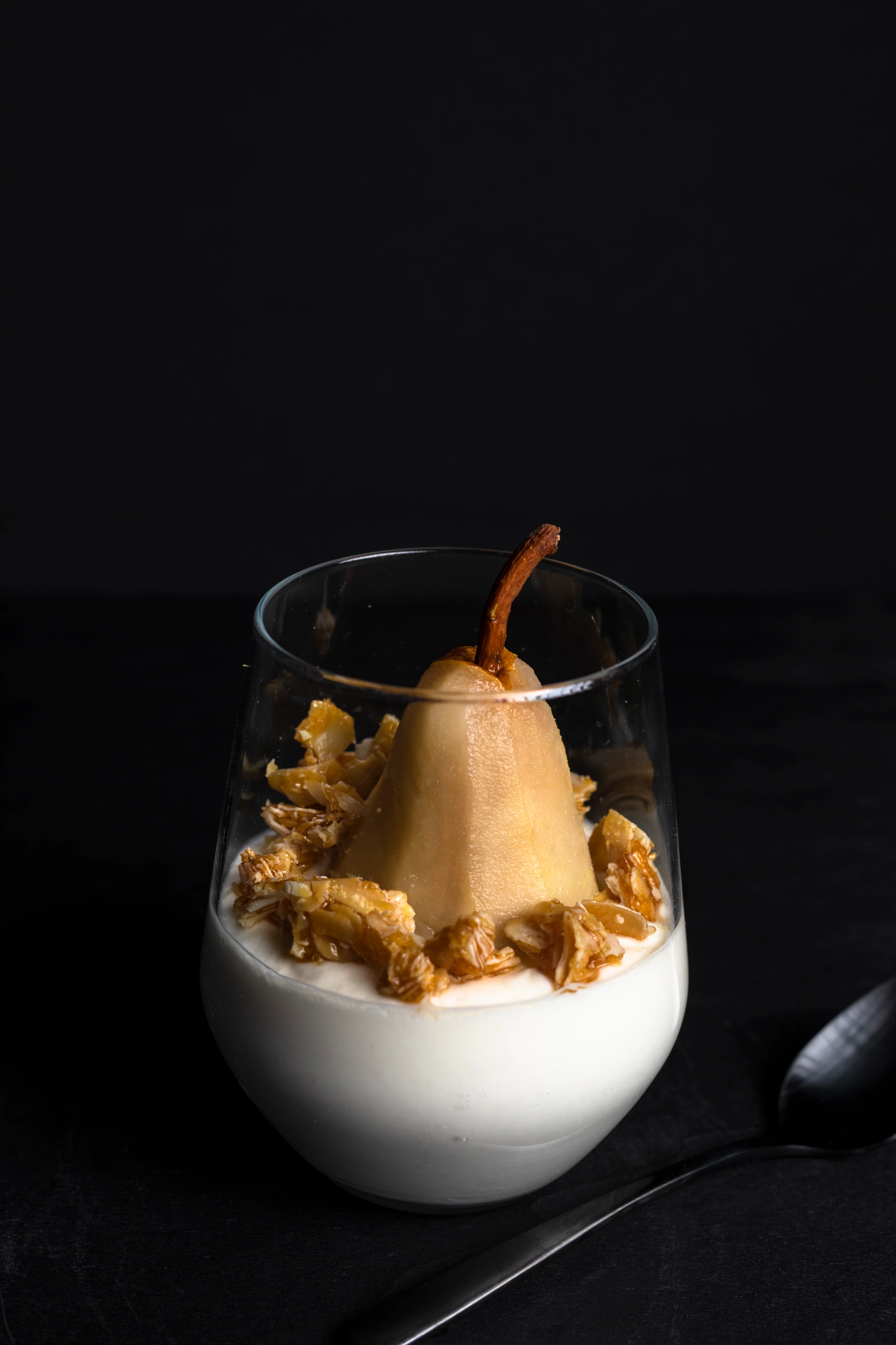 Topfenmousse mit Birne und Mandelcrunch