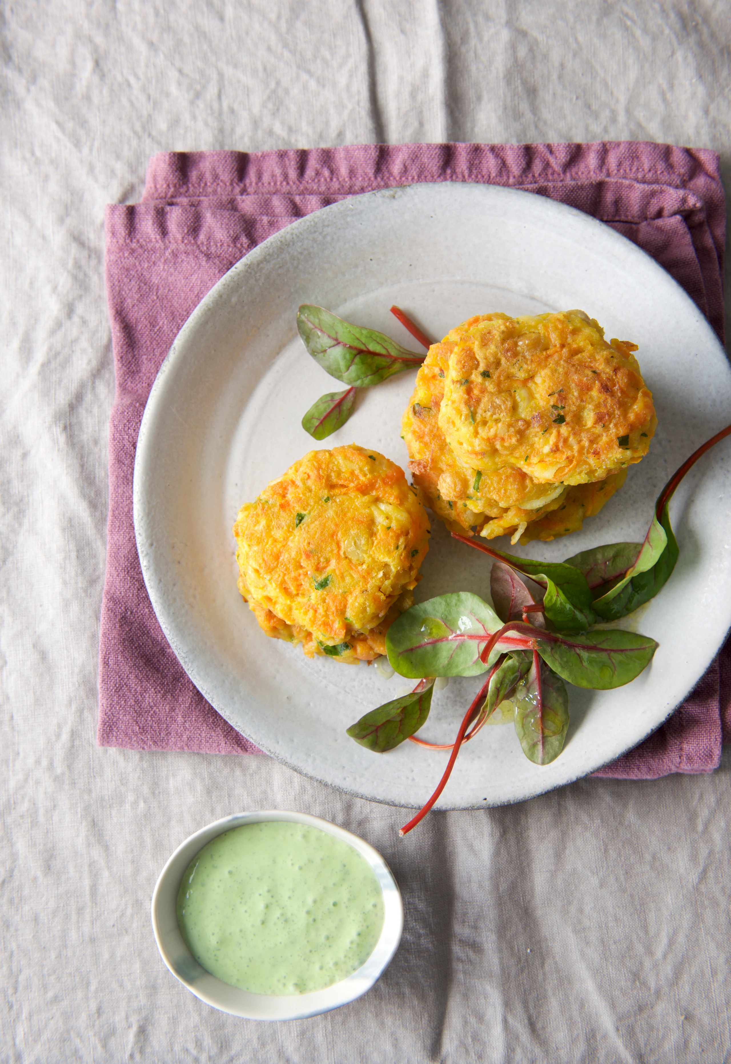 Karotten-Kichererbsenrösti mit Halloumi und Rucolasauce