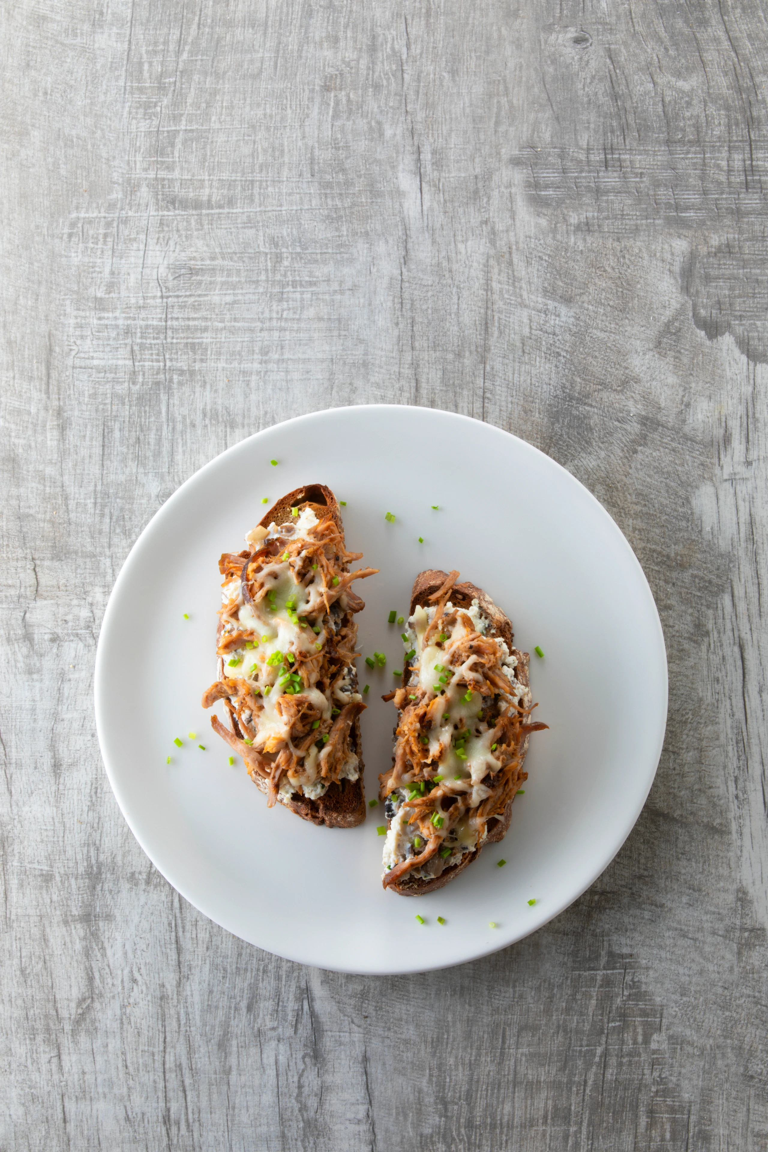 Toasts mit Pulled Pork und Champignon-Ricotta