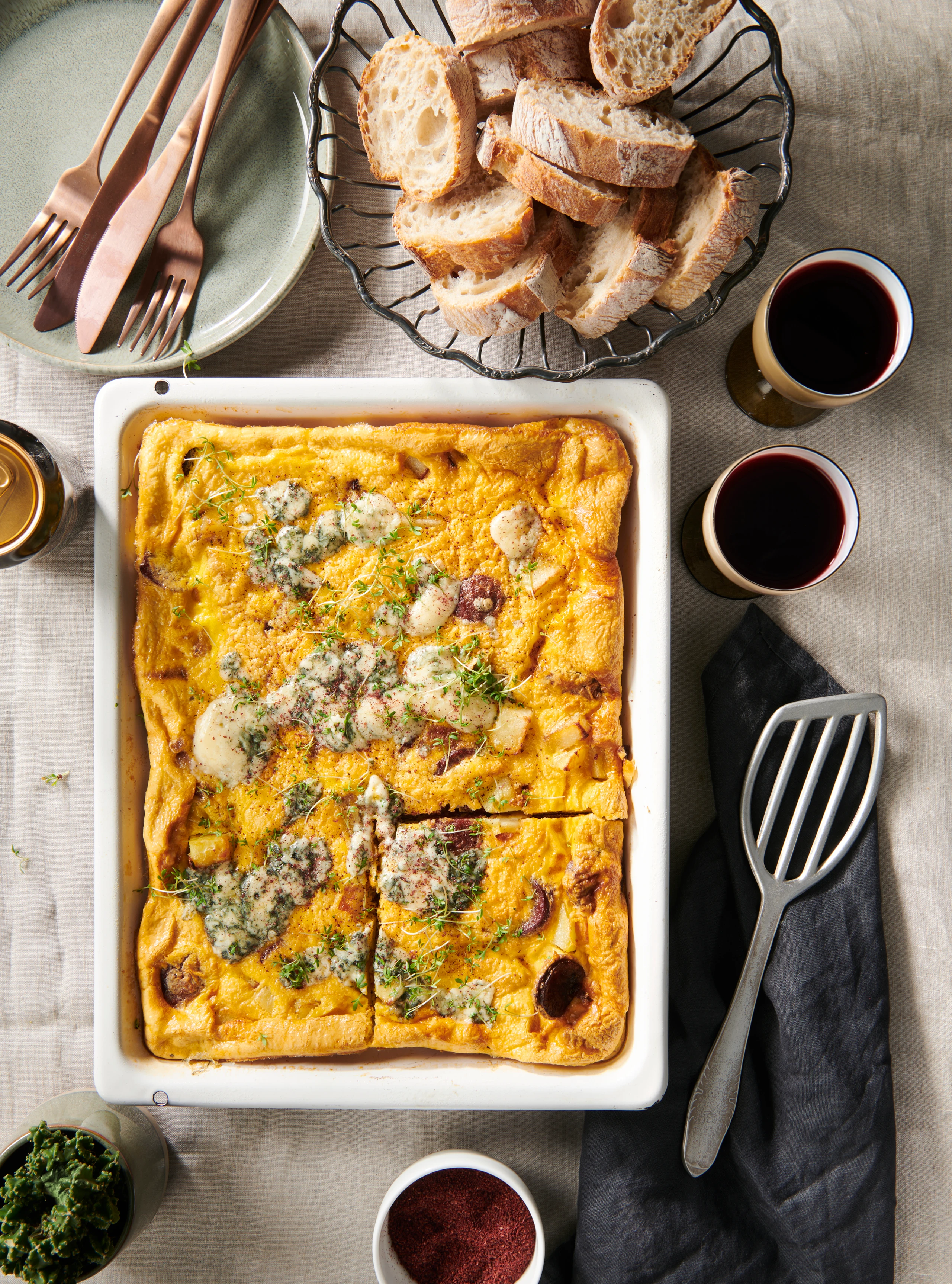 Ofen-Omelette mit Erdäpfeln und Sucuk