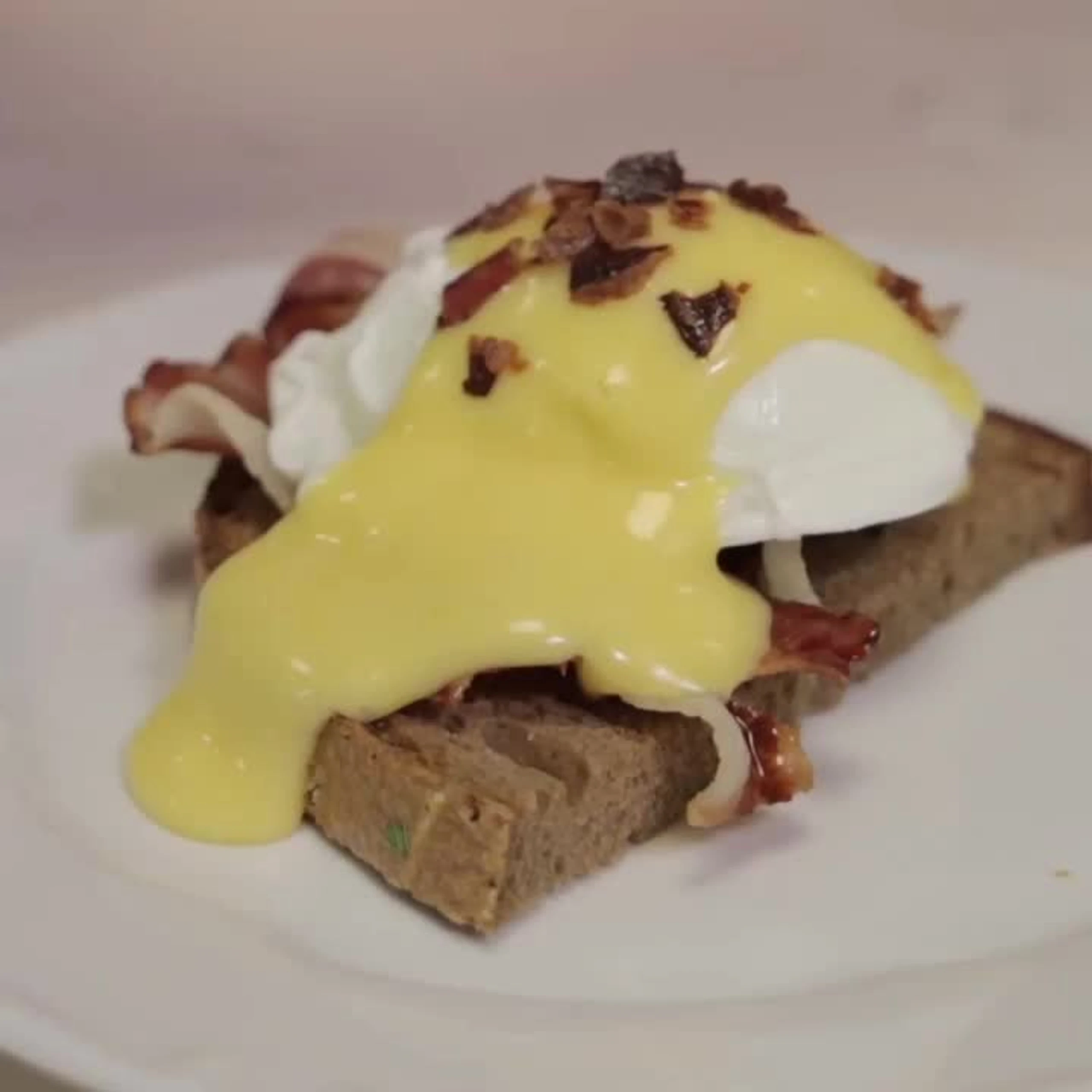 Egg Benedict mit Sauce Hollandaise