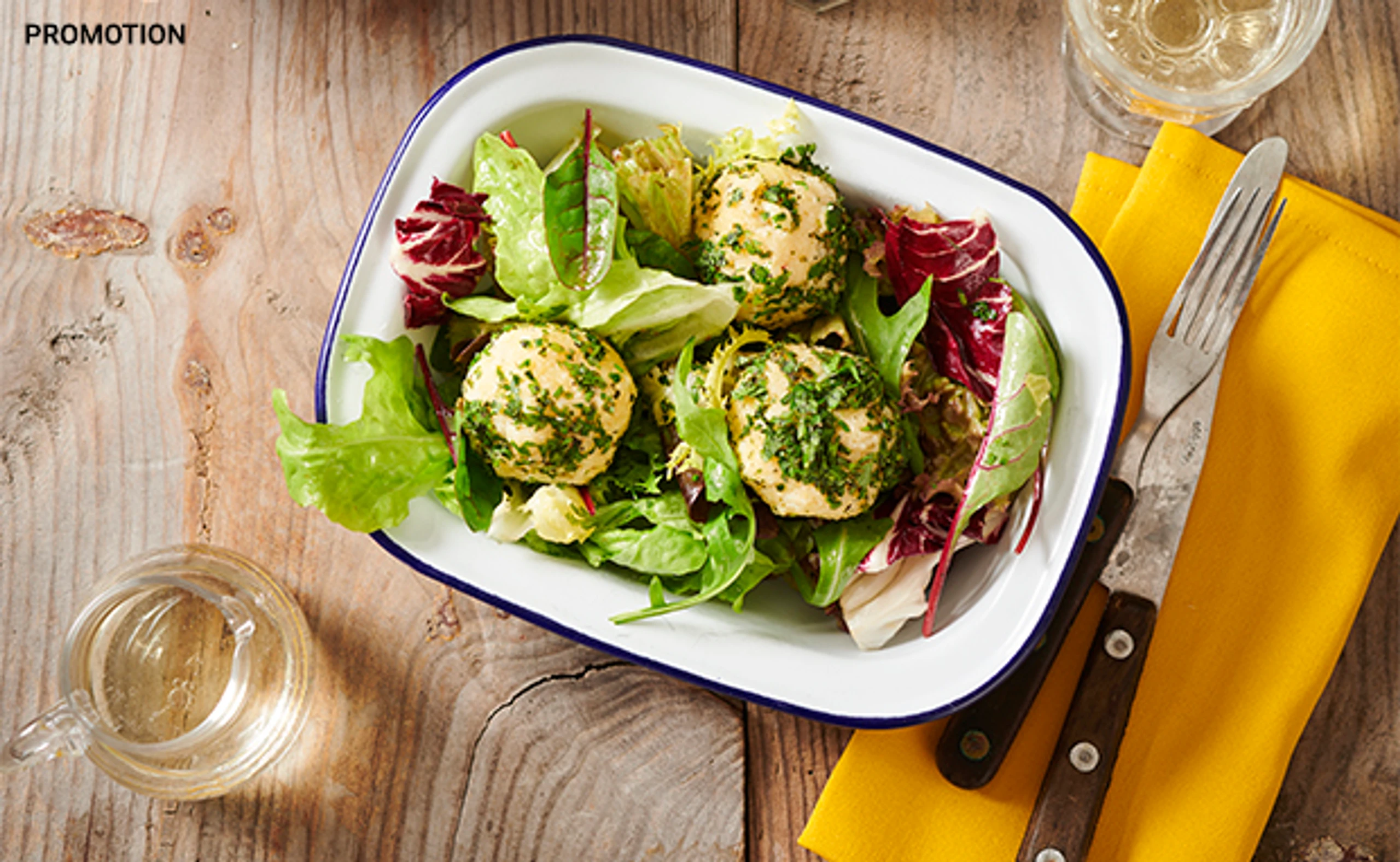 Blattsalate mit Käse-Topfenknödeln und Kräutern