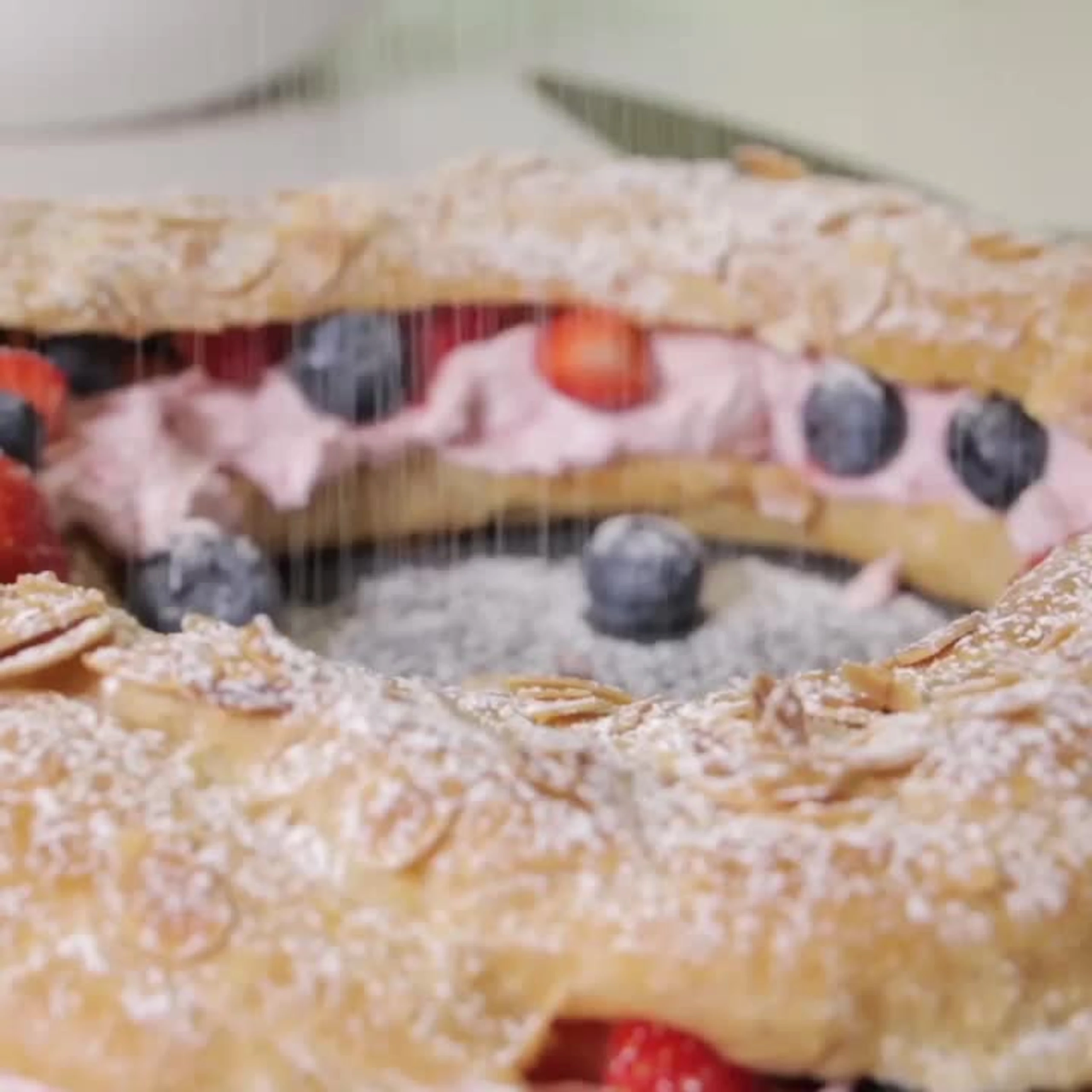 Brandteigkranz mit Beerencreme