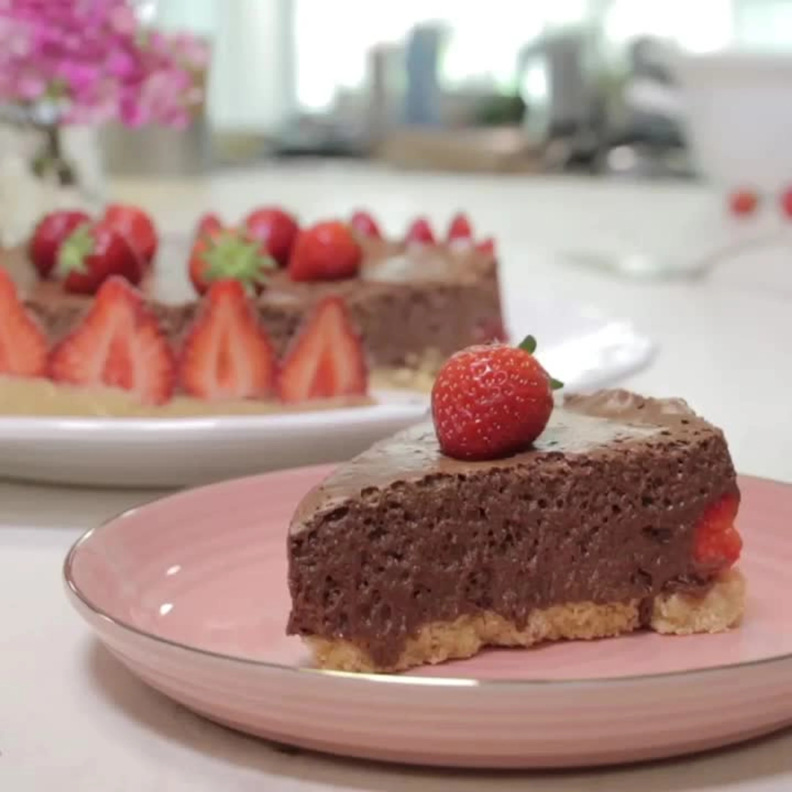 Schokomousse-Torte mit Erdbeeren