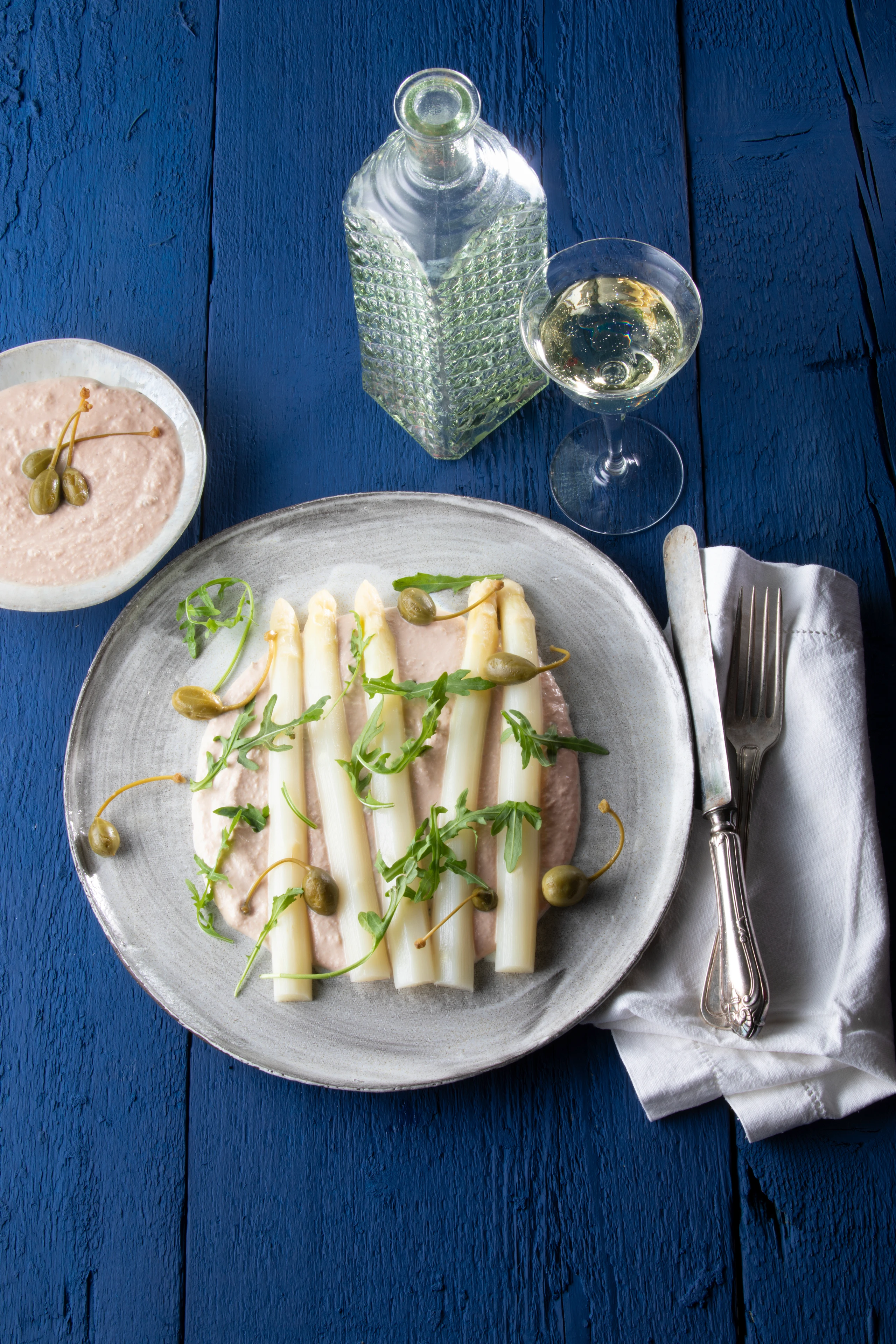 Spargel-Tonnato mit Kapern und Rucola
