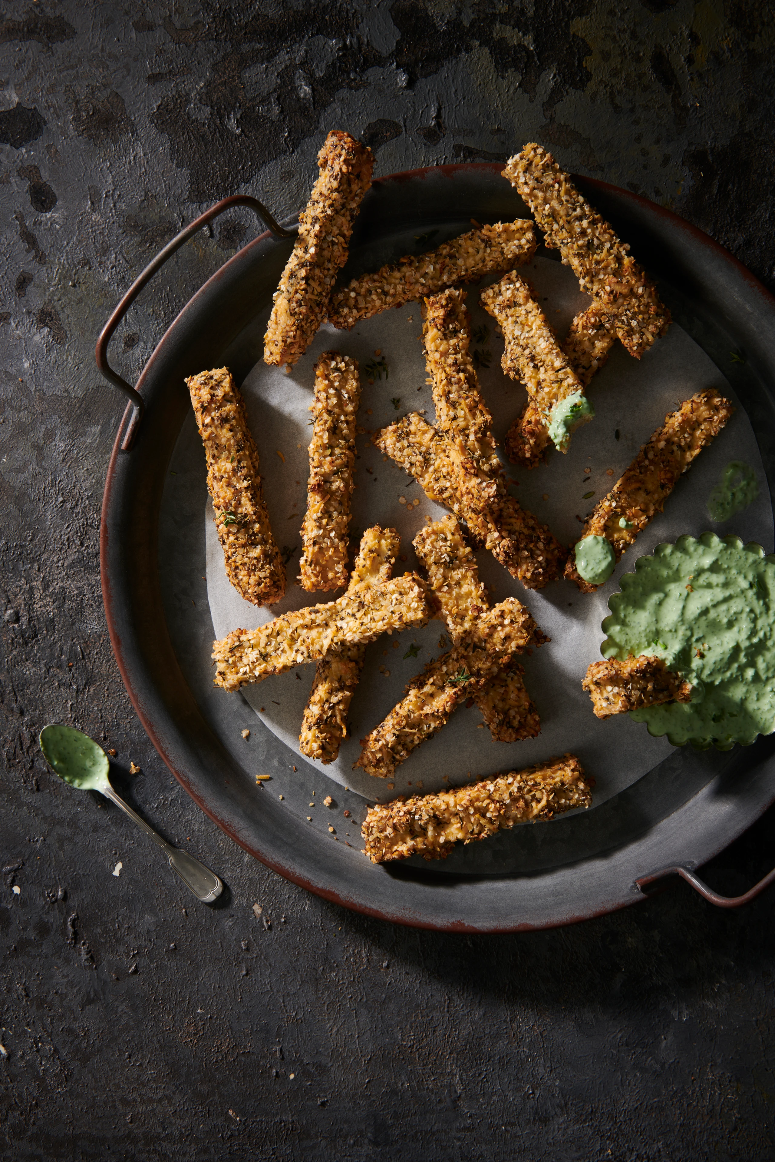 Knusprige Tofu-Quinoa-Sticks mit Kohl-Pesto