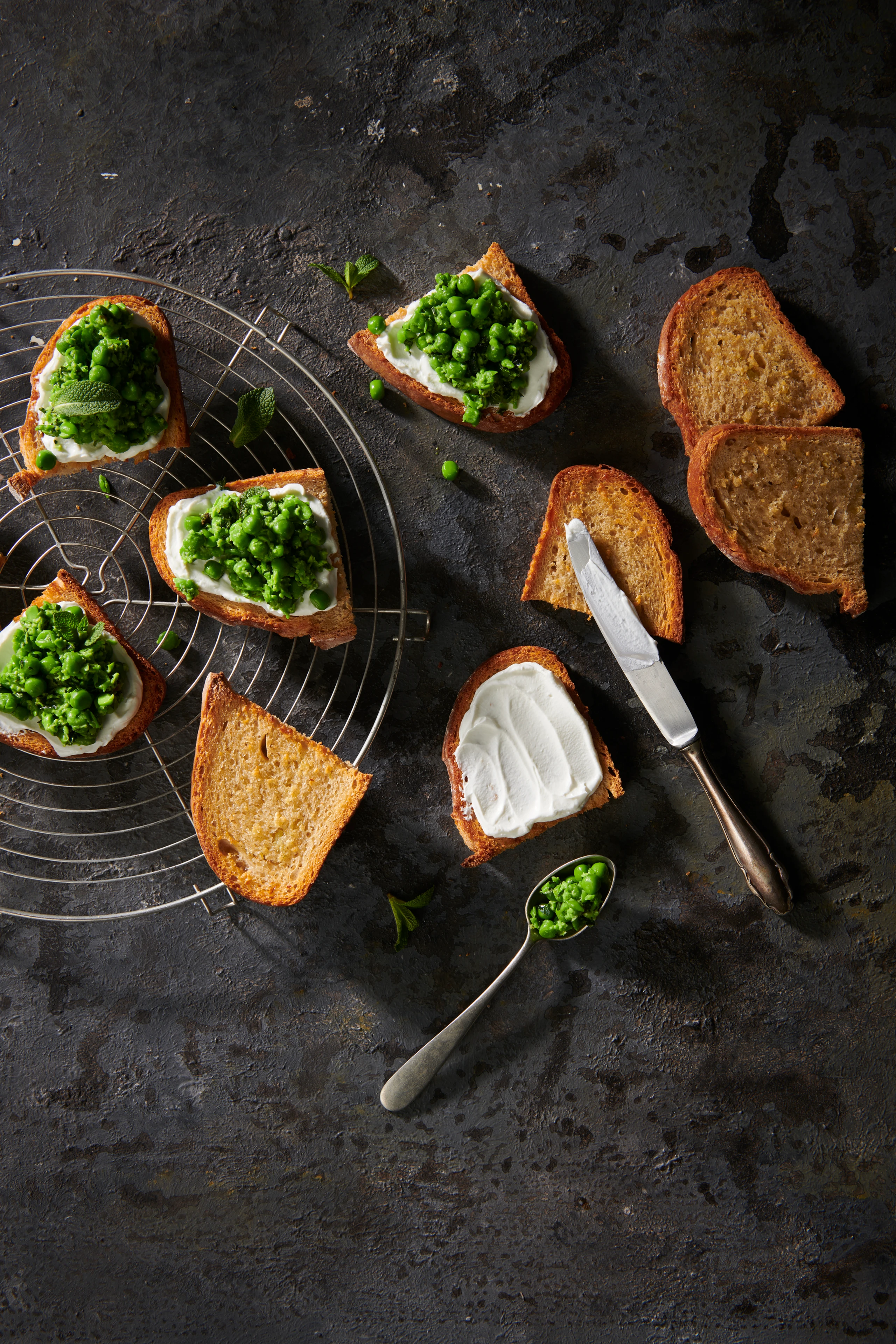Erbsen-Minze-Bruschetta mit Ziegenfrischkäse
