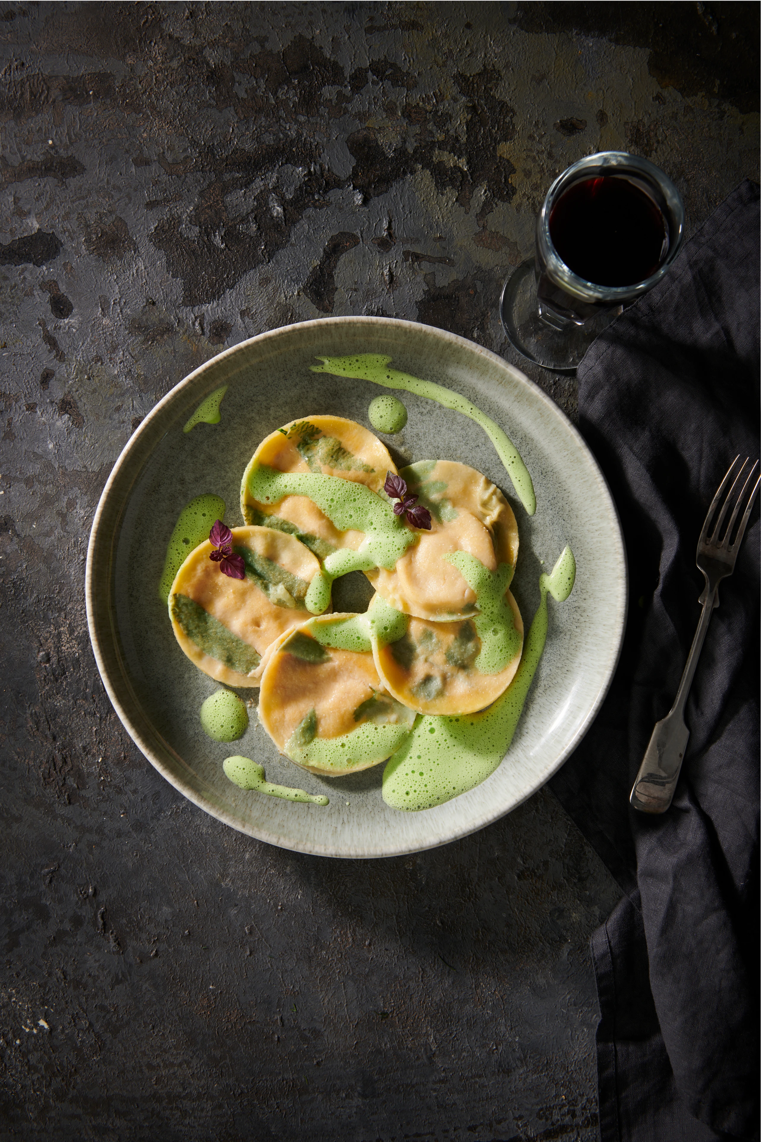 Ravioli mit Kräutersauce