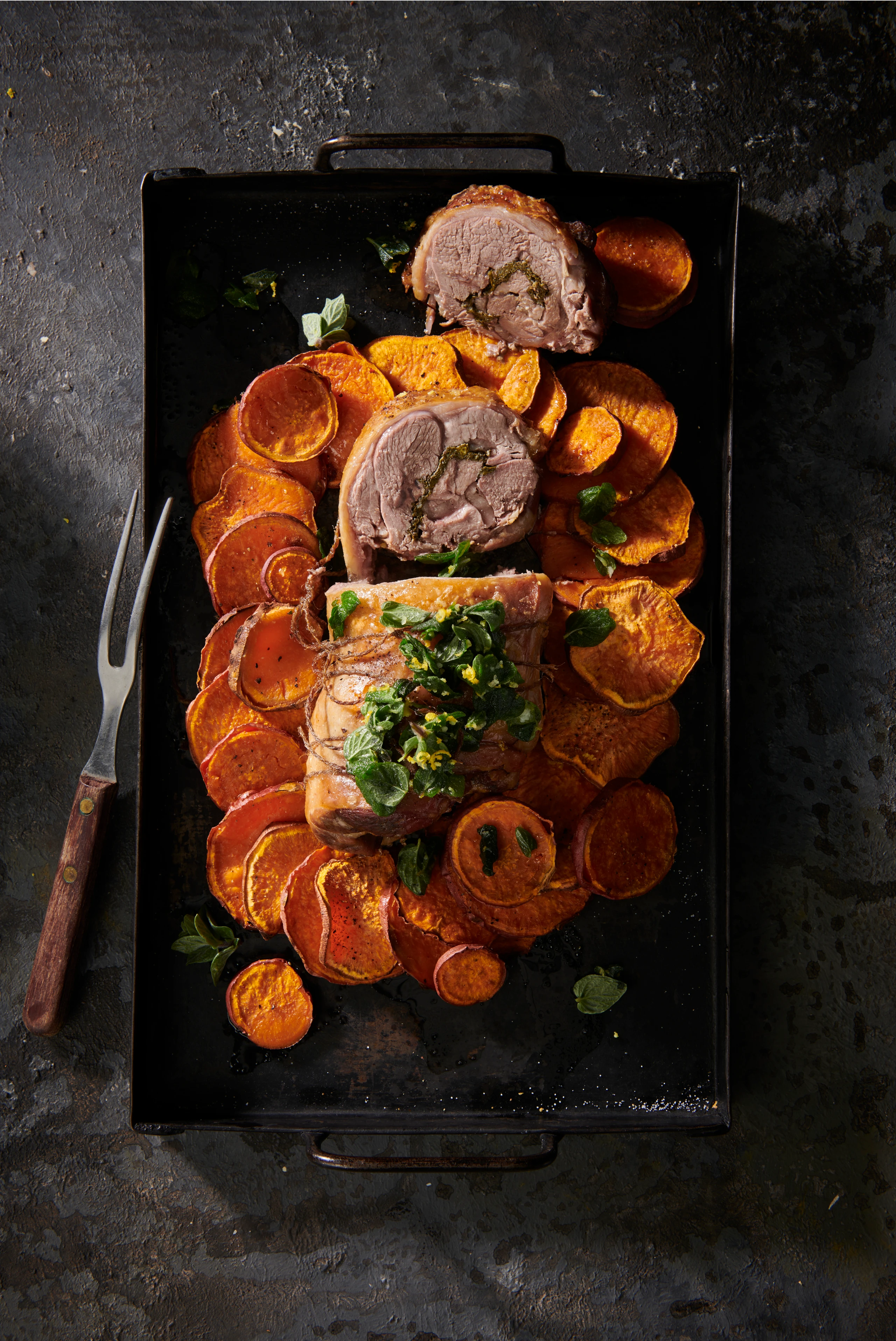 Lammbraten mit Süßkartoffeln und Oregano-Salsa-Verde