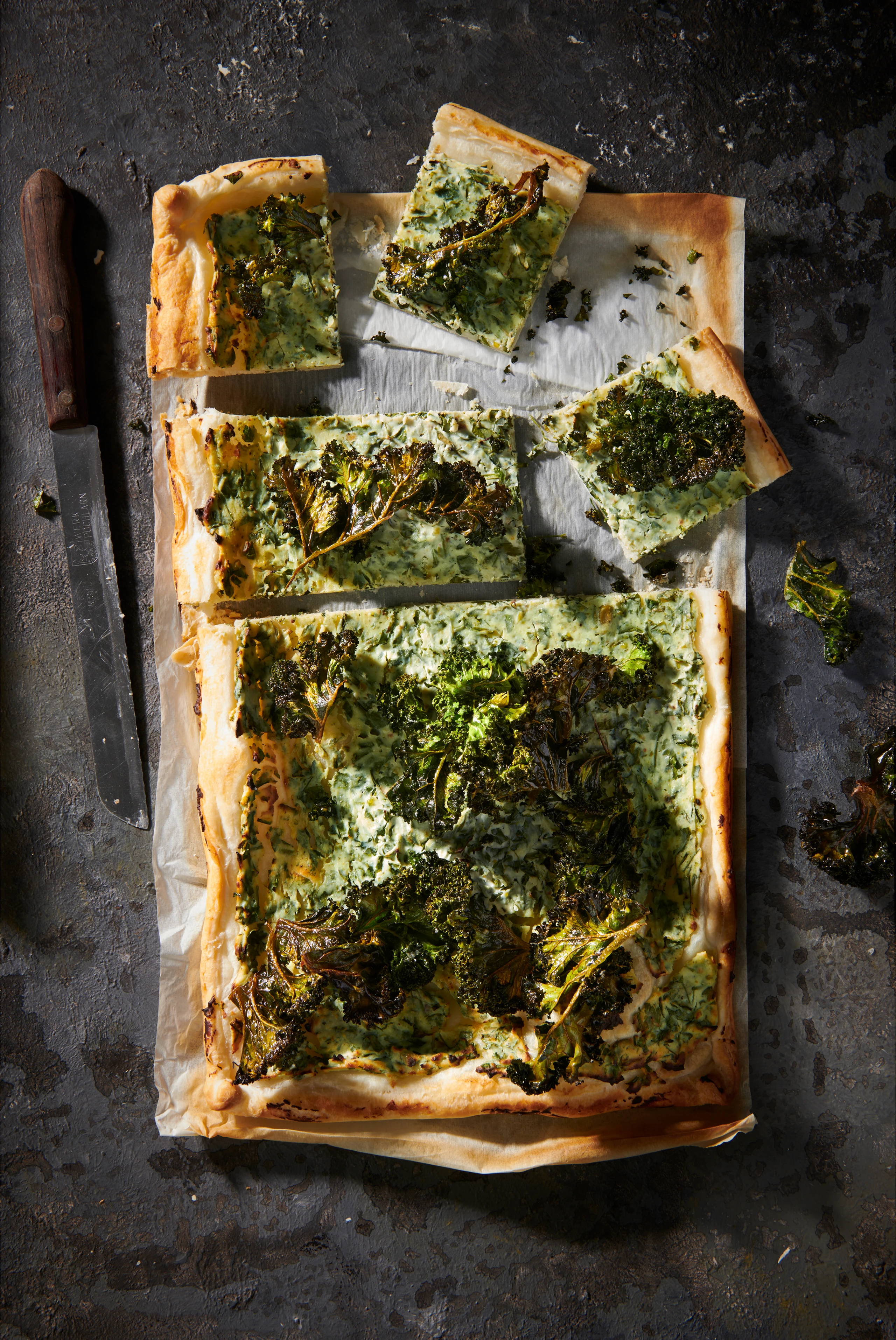 Schnelle Blätterteig-Tarte mit Kale-Chips