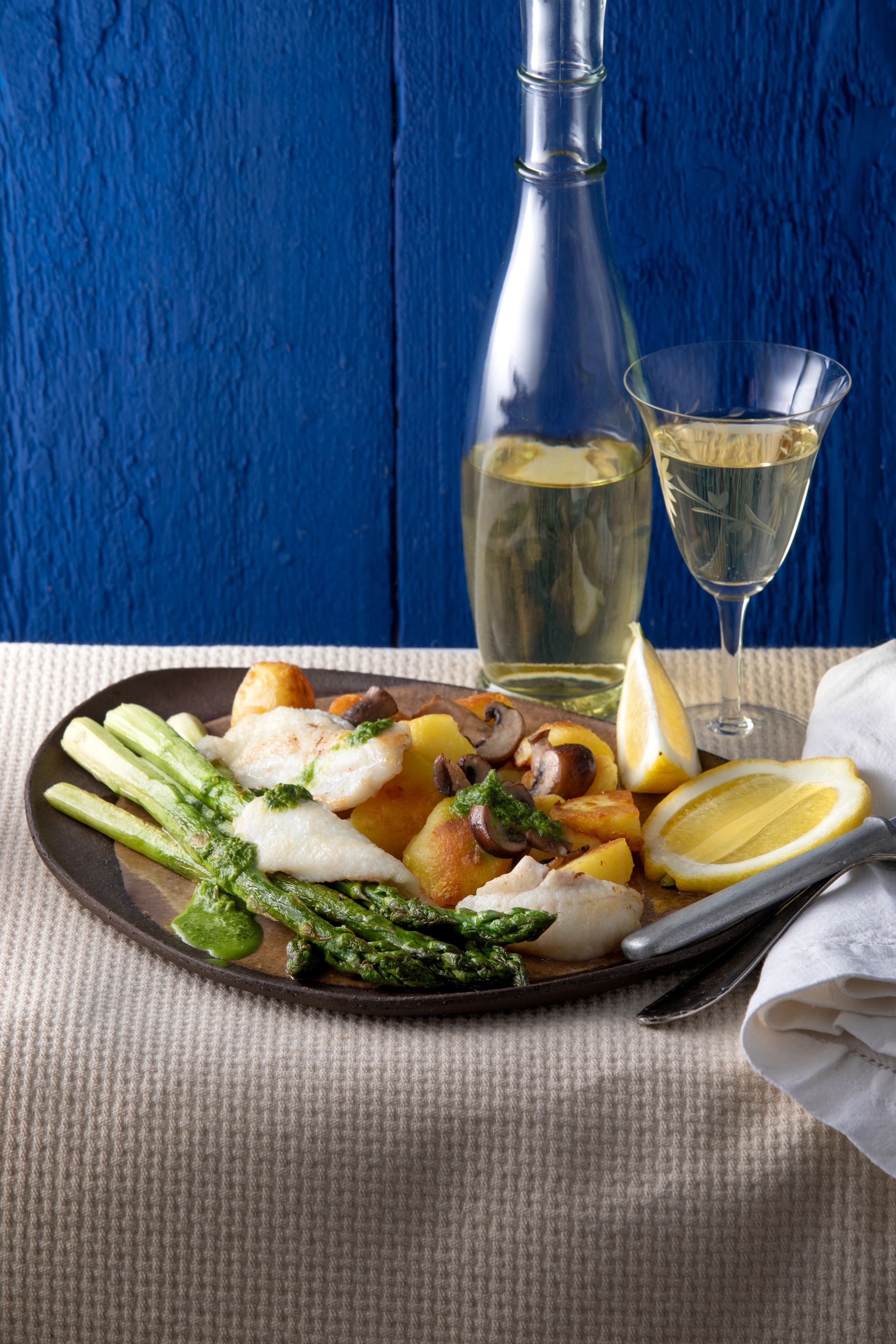 Spargel-Frühlingsteller mit Bärlauchpesto und Maischolle