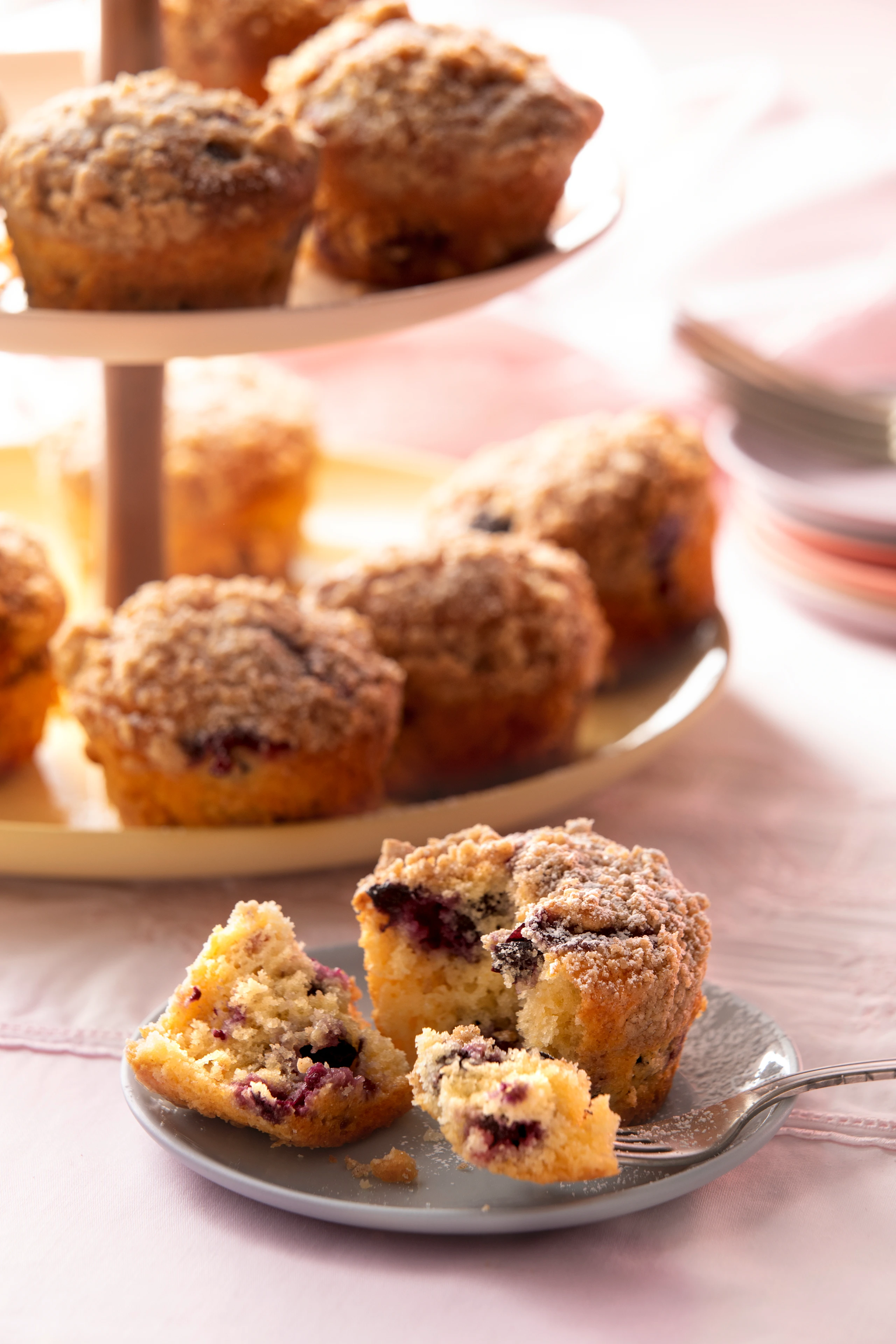 Heidelbeer-Muffins mit weißer Schokolade und Kardamomstreuseln
