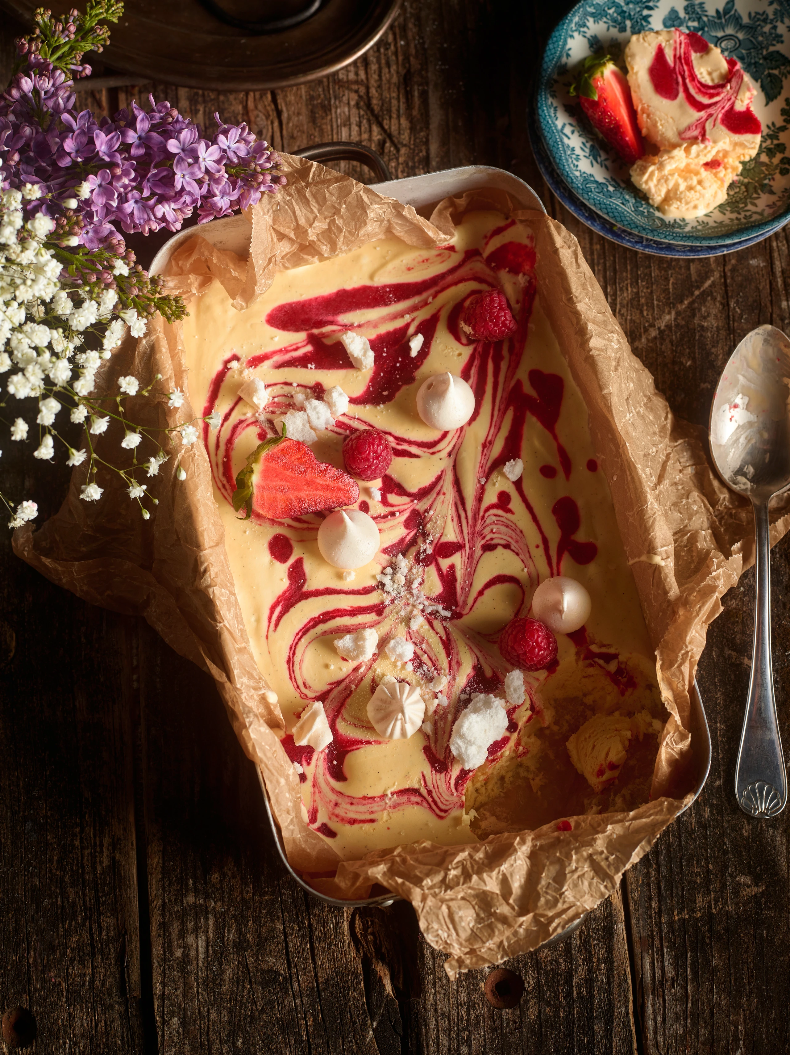 Semifreddo mit Baiser und Erdbeeren