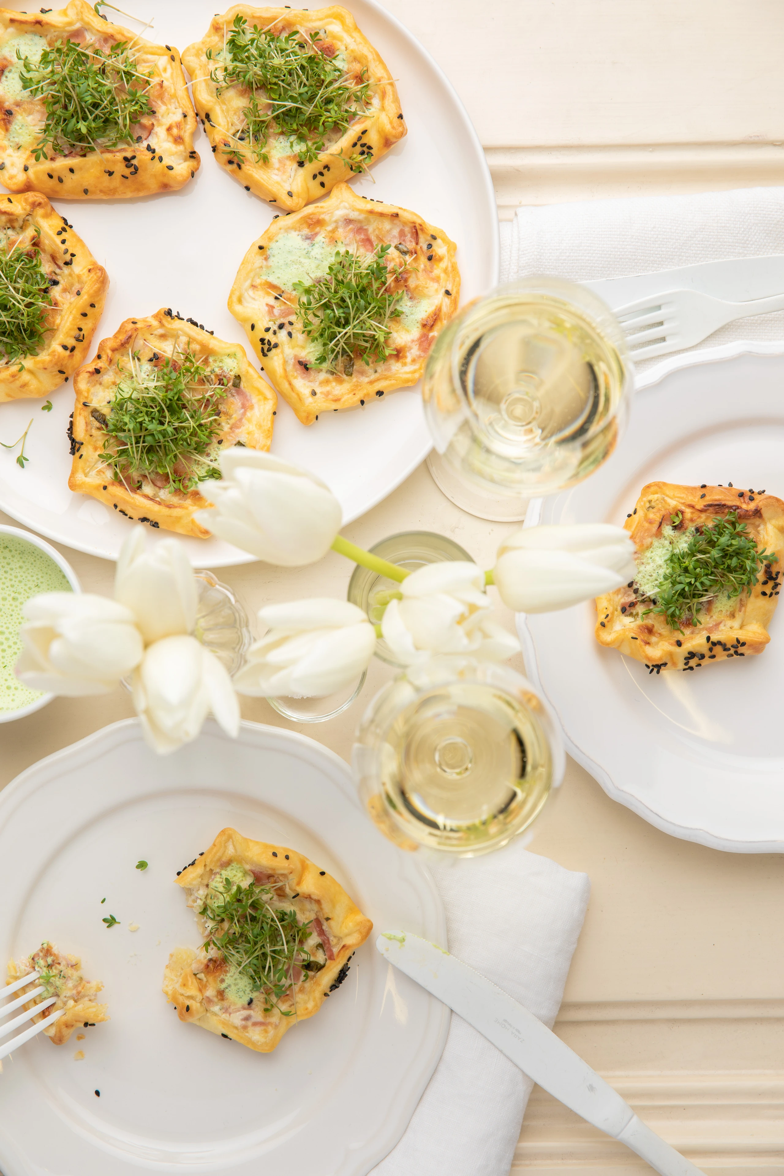 Mini-Galettes mit Schinken, Emmentaler und Kresse