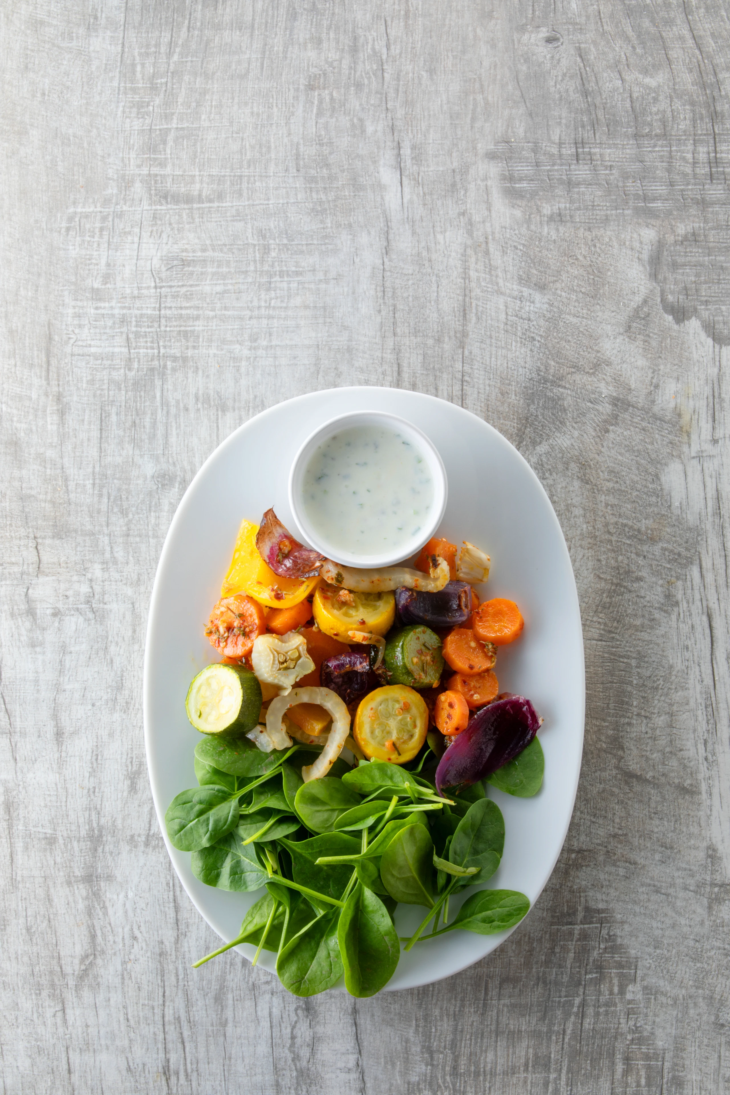 Gemüsesalat mit Spinat und Joghurtmarinade