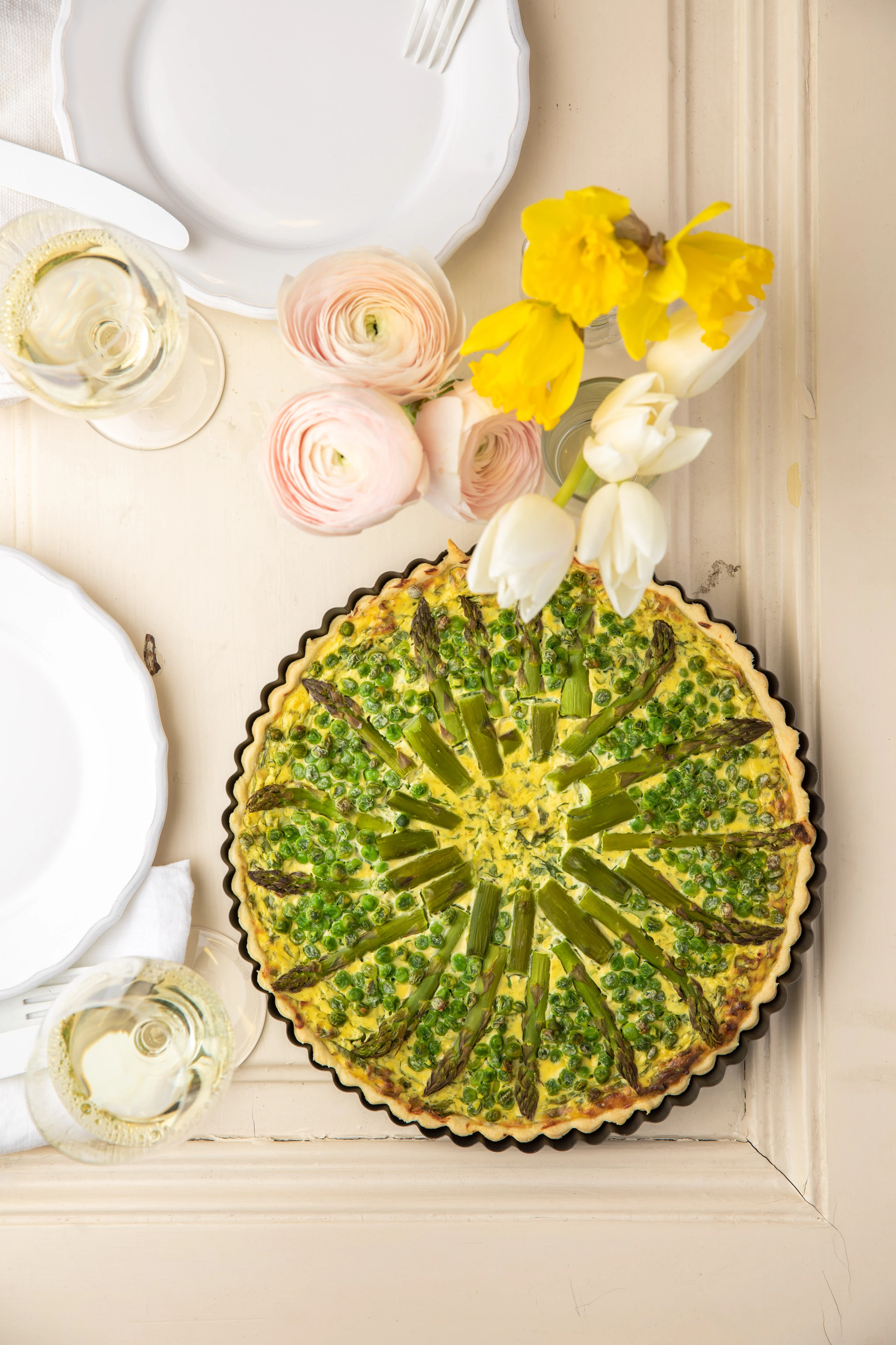 Bärlauch-Quiche mit grünem Spargel und Erbsen