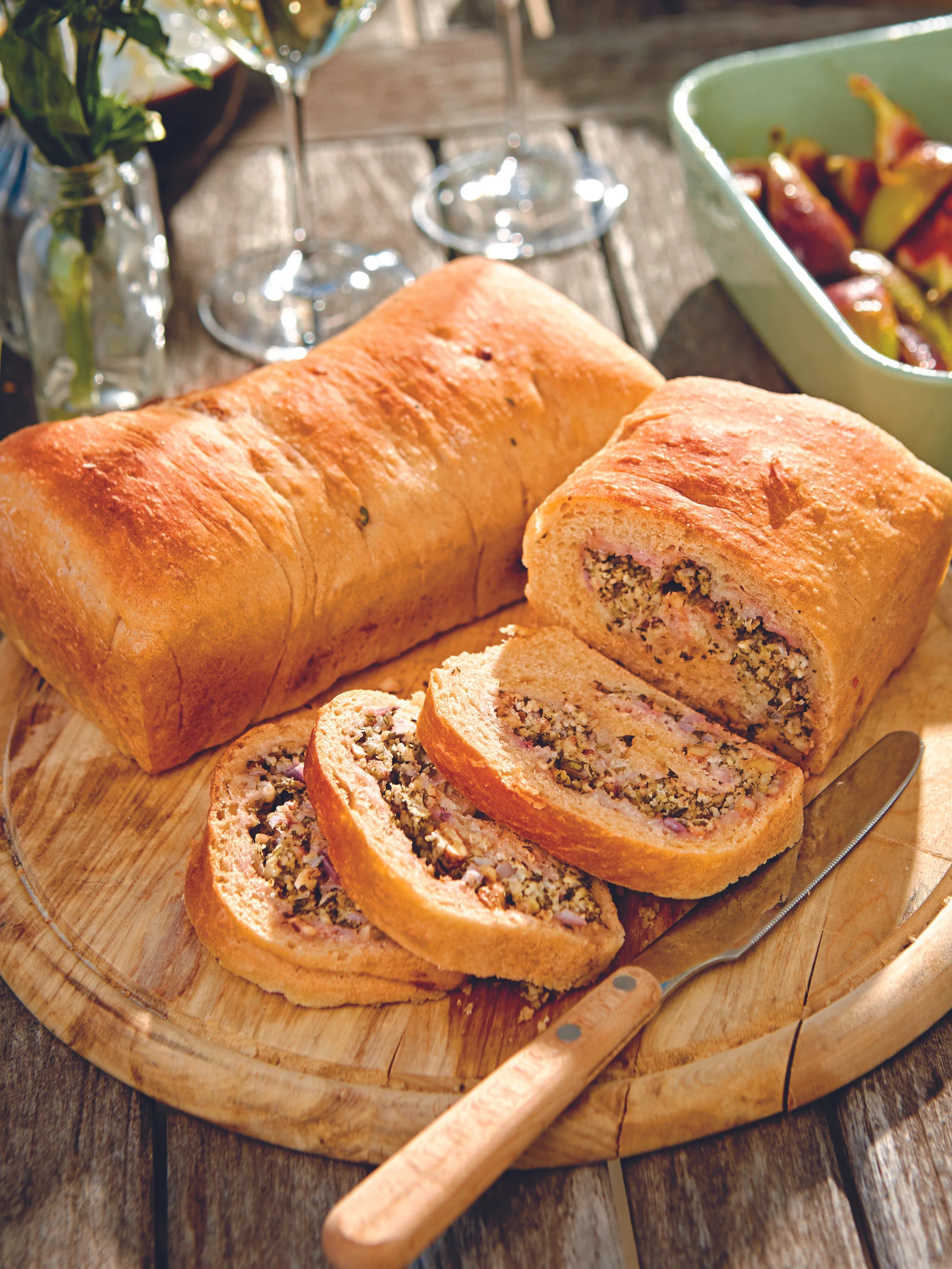 Kastenbrote mit Käse-Kräuterfülle und Nüssen