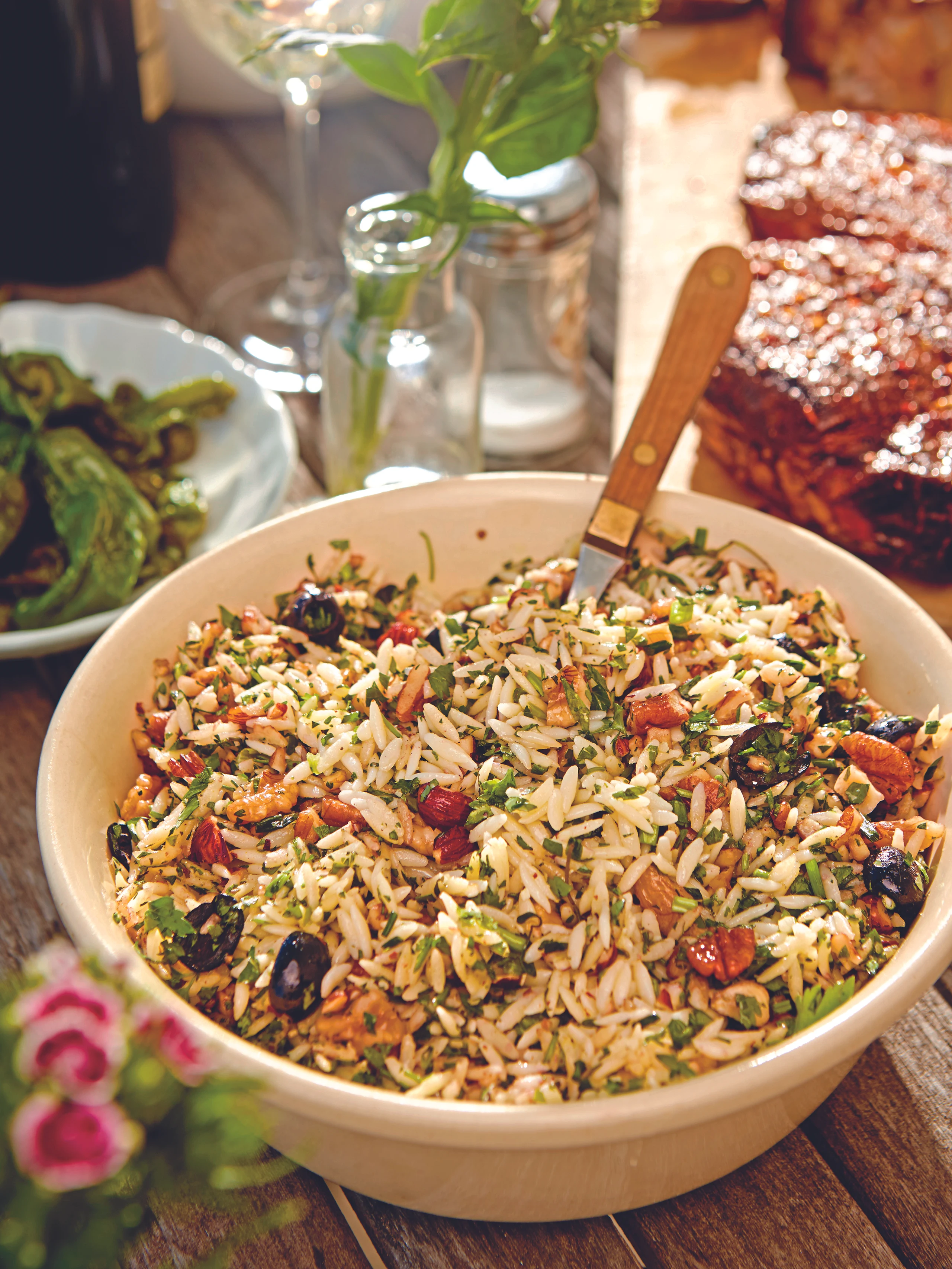 Nudel-Kräuter-Salat mit Nüssen, Oliven und Zitronenmarinade