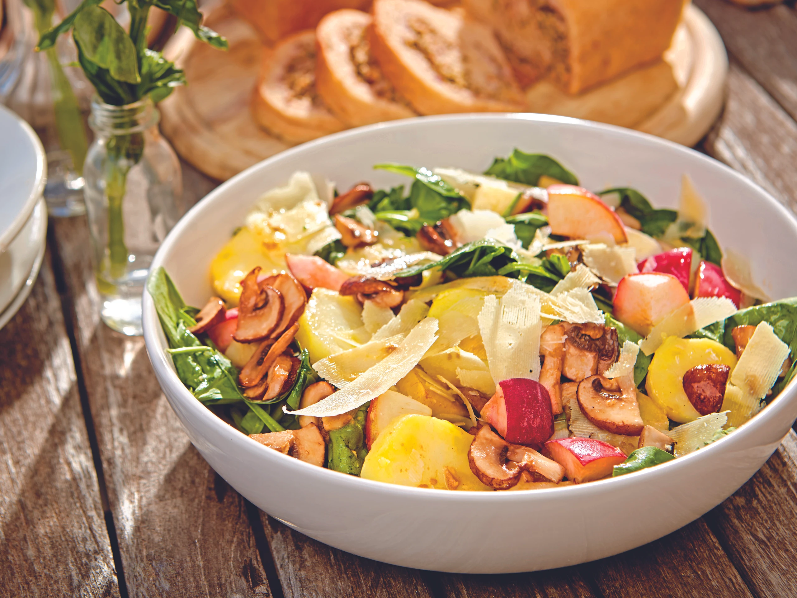 Salat mit Pfirsichen, Spinat und Erdäpfeln