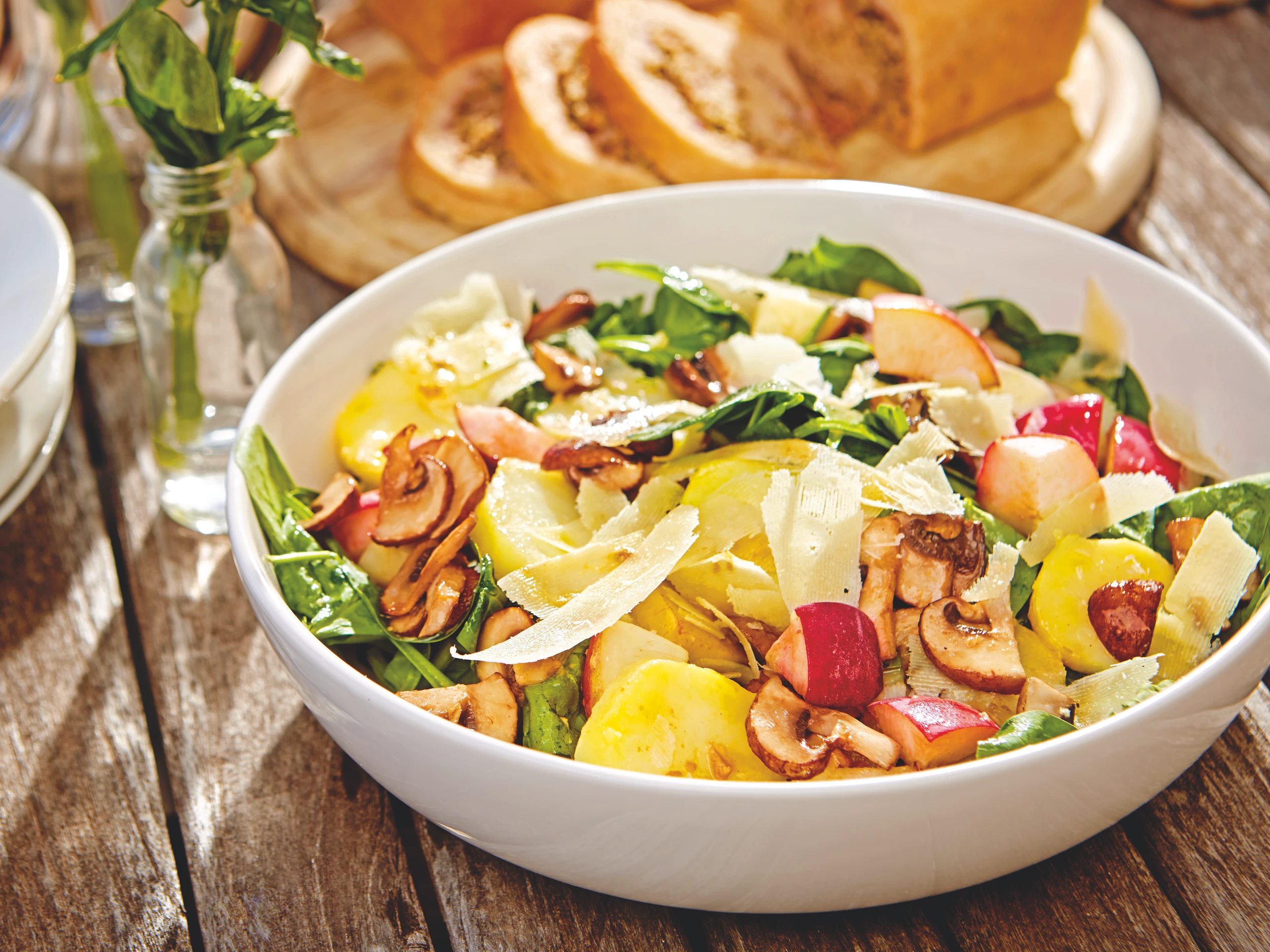 Salat mit Pfirsichen, Spinat und Erdäpfeln