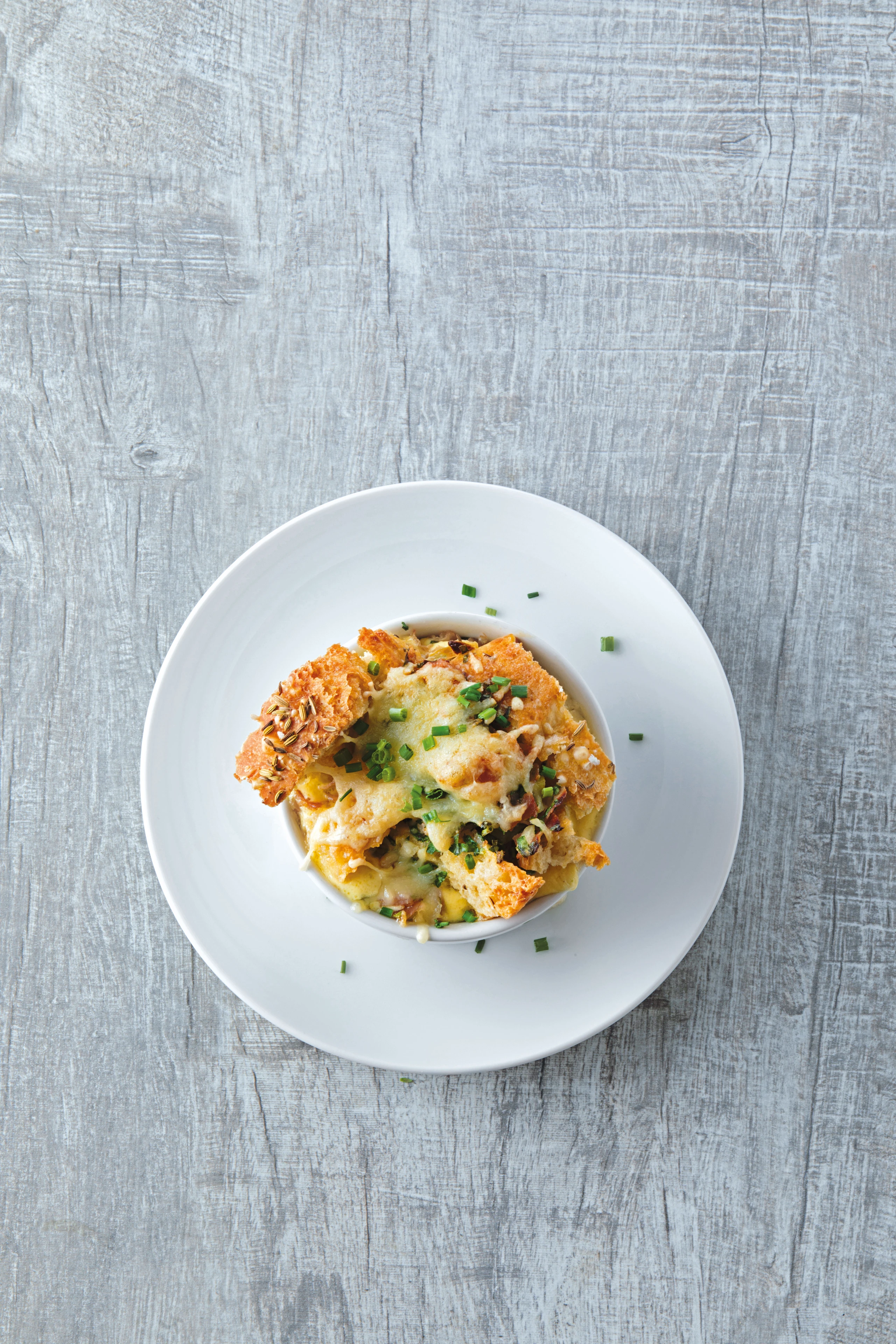 Überbackener Kräuter-Scheiterhaufen mit Emmentaler