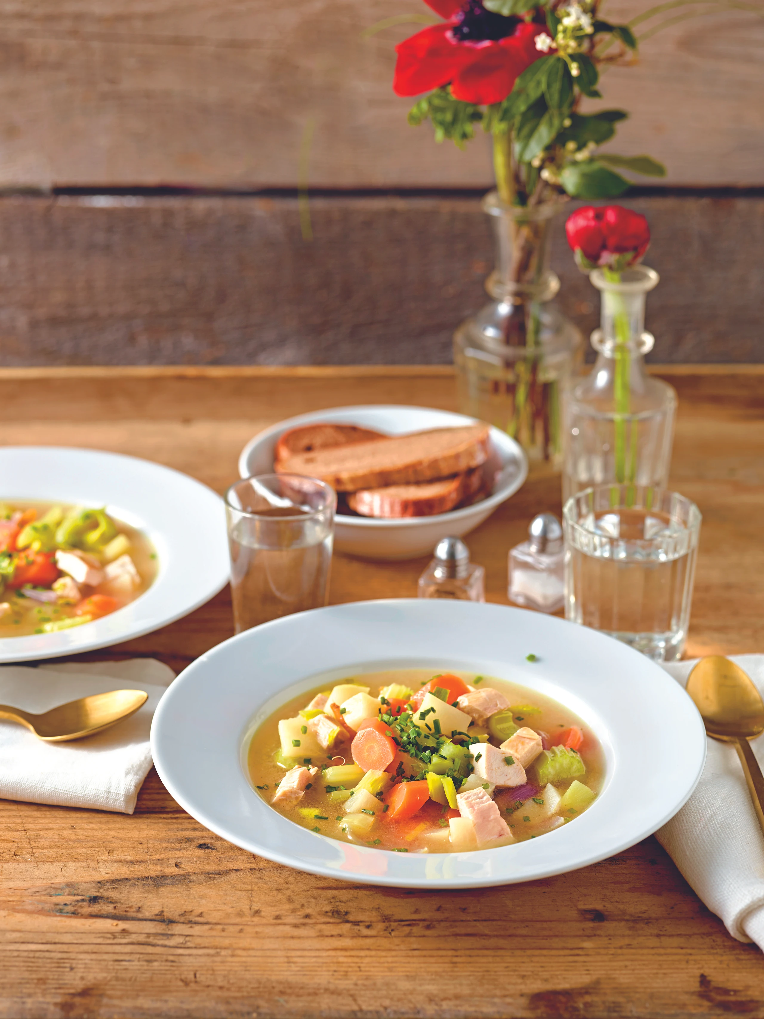 Hühnersuppe mit Gemüse und Schnittlauch