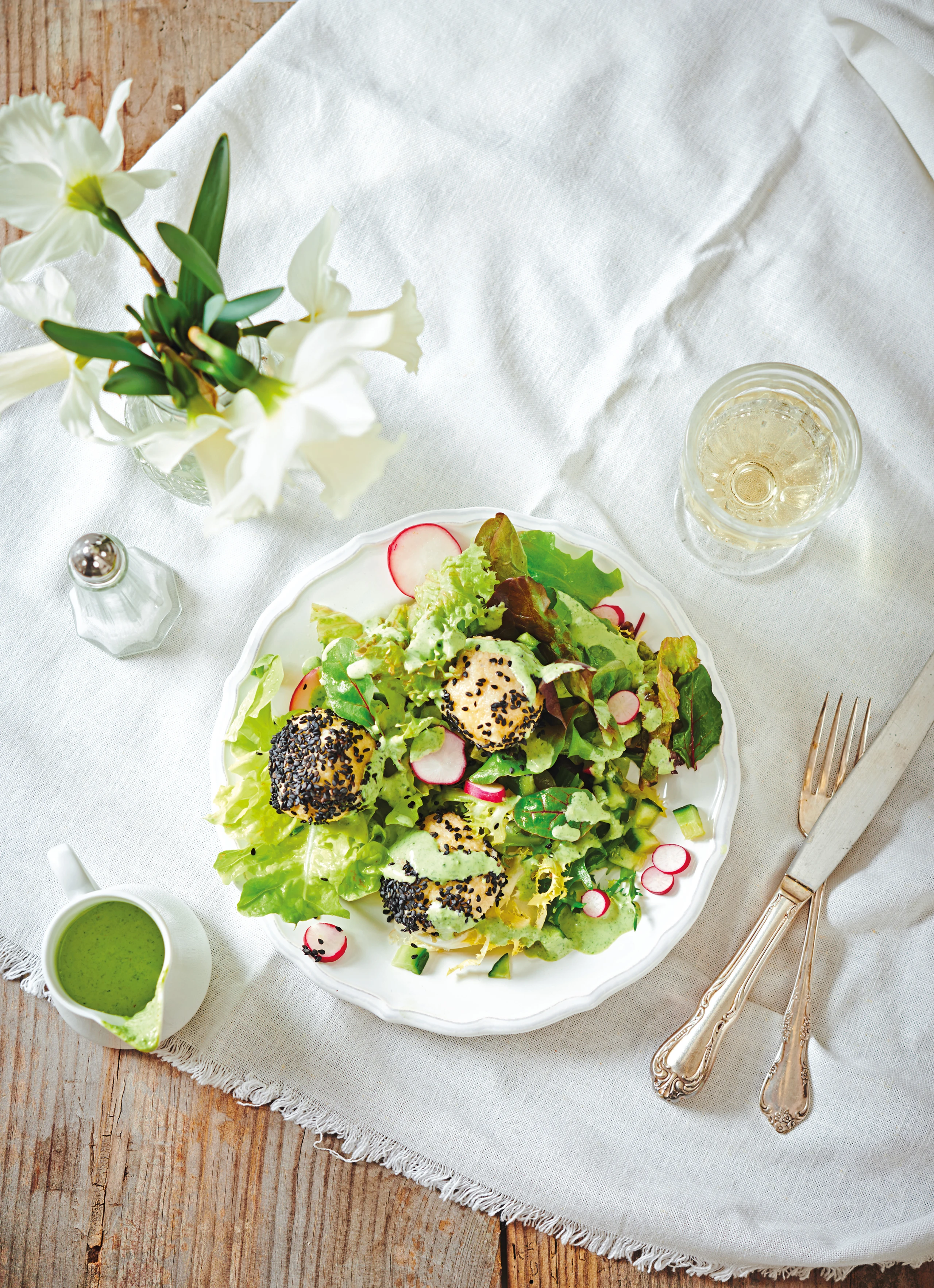 Blattsalate mit Kräuter-Topfenknödeln