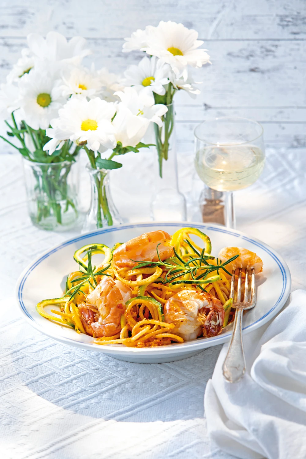Zucchini-Spaghetti mit Pesto Rosso und Garnelen